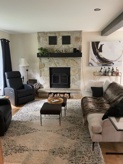 Rénovation de cuisine greige avec porte shaker slim avec accents bois, comptoir de quartz pâle et accent doré. Design intemporel et chaleureux à Bécancour, Trois-Rivières, Québec, par Élévation Studio Design.