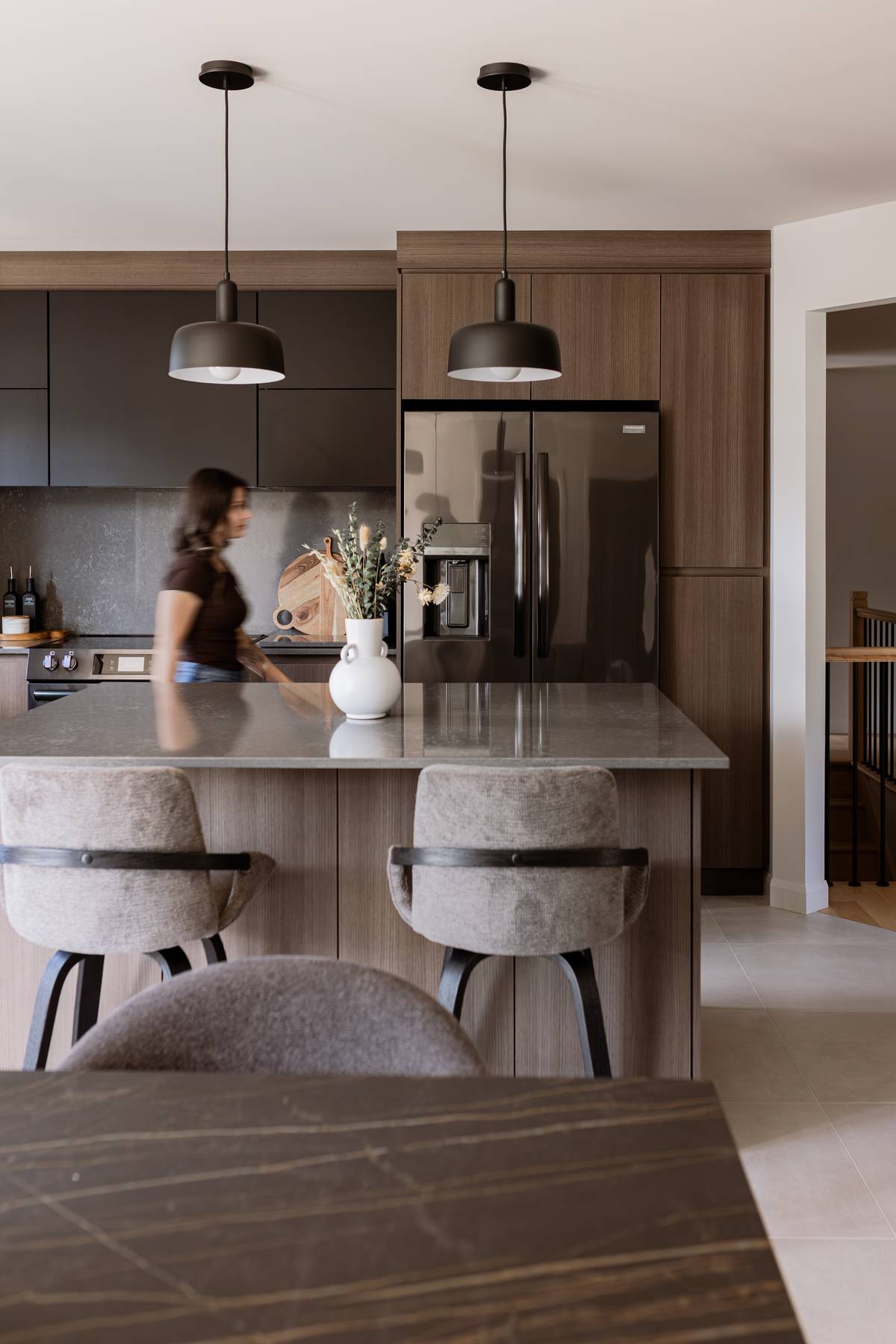 Rénovation complète du rez-de-chaussée incluant cuisine moderne, salle de bain épurée et planchers sablés. Projet réalisé par Élévation Studio Design à Acton Vale.