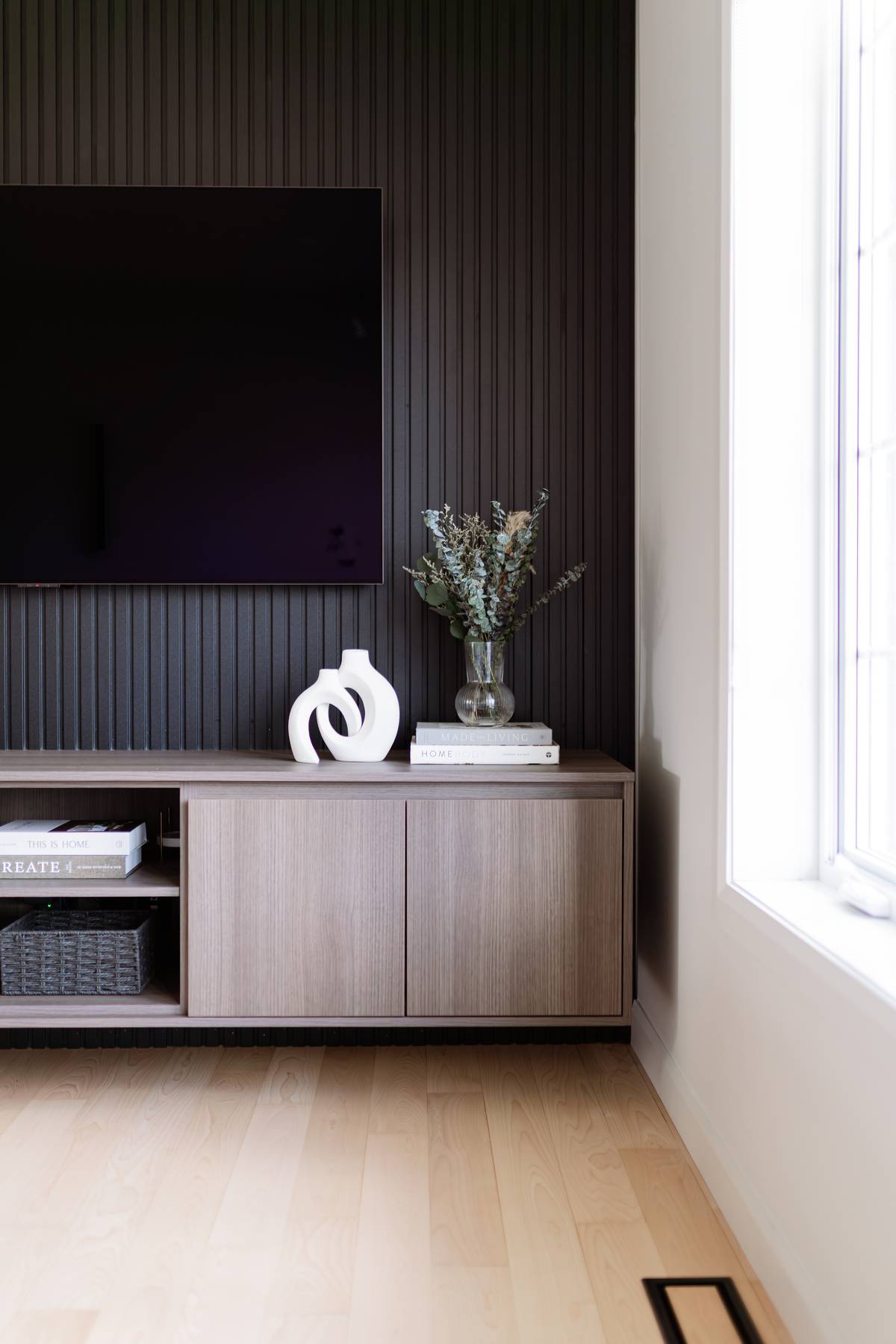 Cuisine chaleureuse et intemporelle avec armoires de bois, îlot central et rangements sur mesure. Projet Massé Joly, Acton Vale, par Élévation Studio Design.