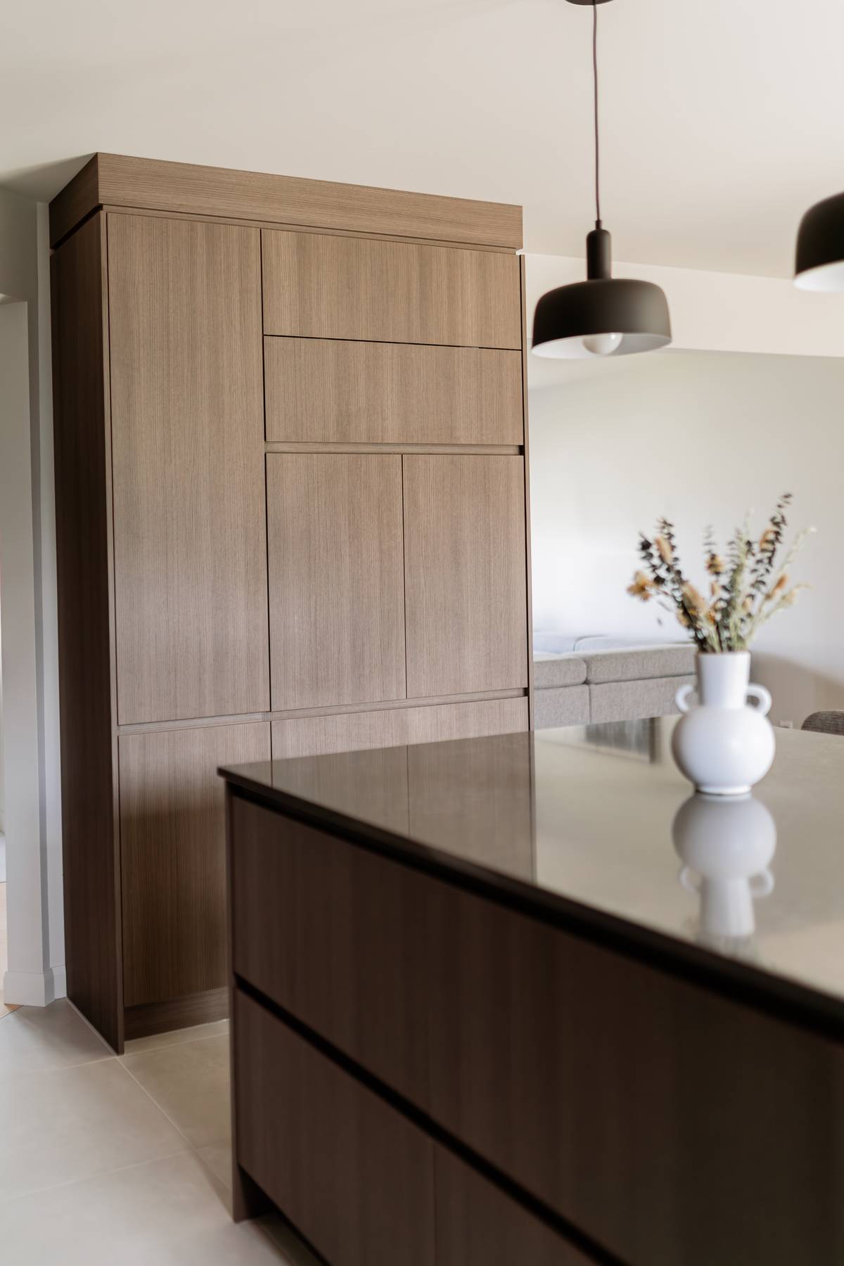 Rénovation complète du rez-de-chaussée incluant cuisine moderne, salle de bain épurée et planchers sablés. Projet réalisé par Élévation Studio Design à Acton Vale.