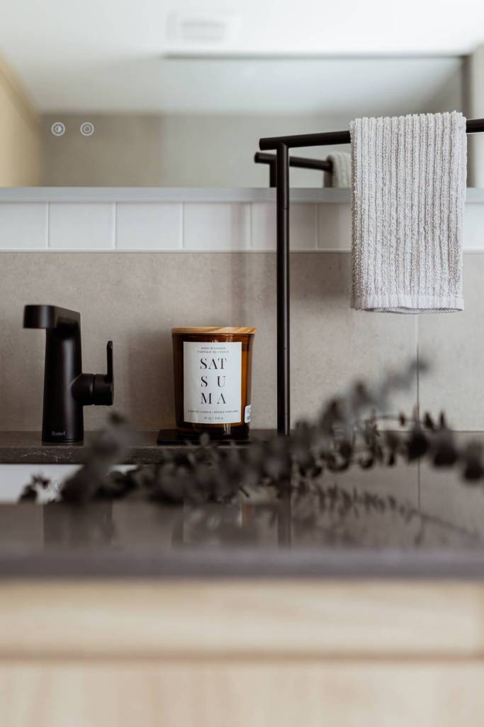Salle de bain contemporaine avec finitions naturelles et robinetterie noire, design intérieur moderne par Élévation Studio Design à Acton Vale.