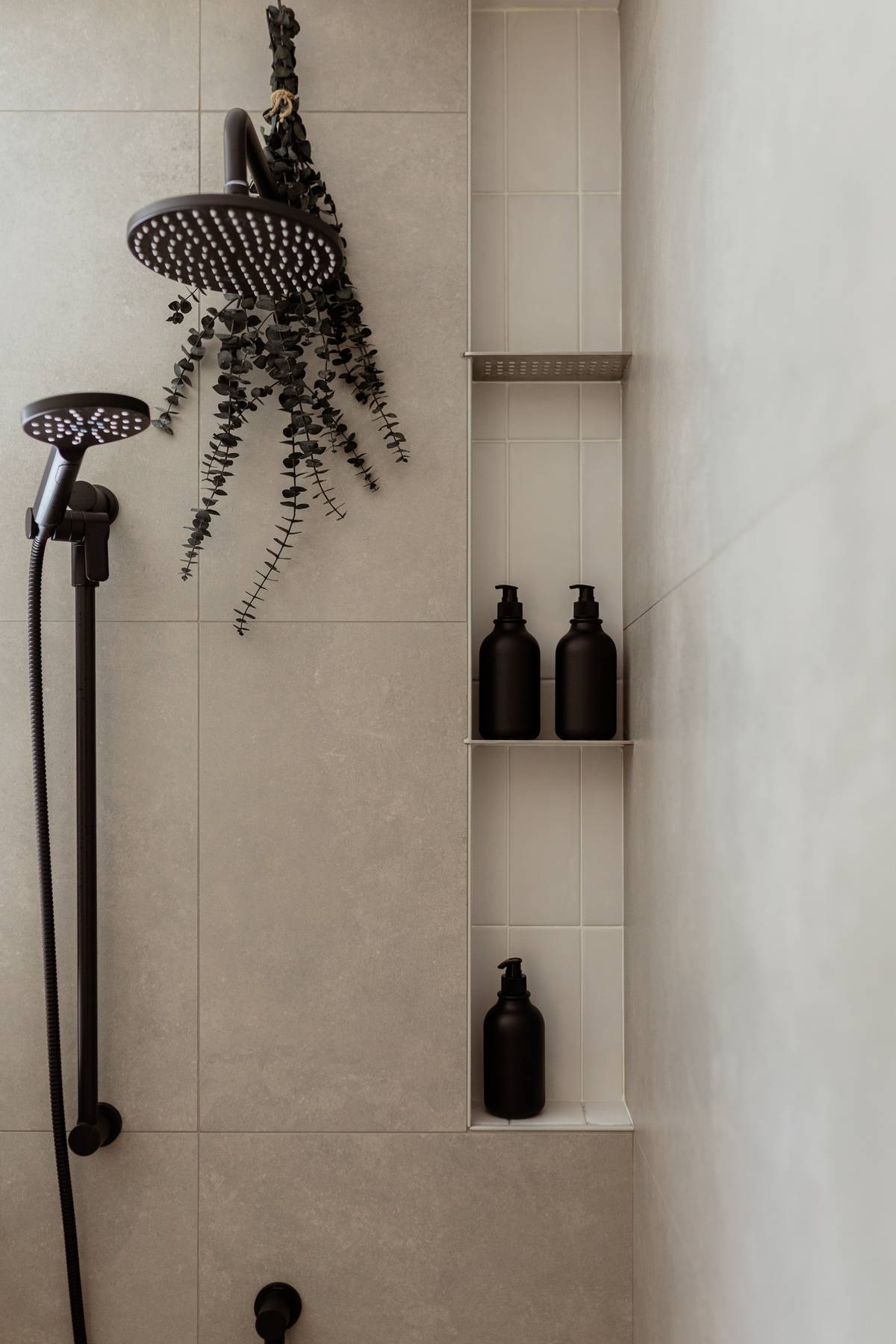 Espace de vie modernisé : cuisine en bois et noir, salle de bain minimaliste et planchers sablés. Rénovation par Élévation Studio Design à Acton Vale.