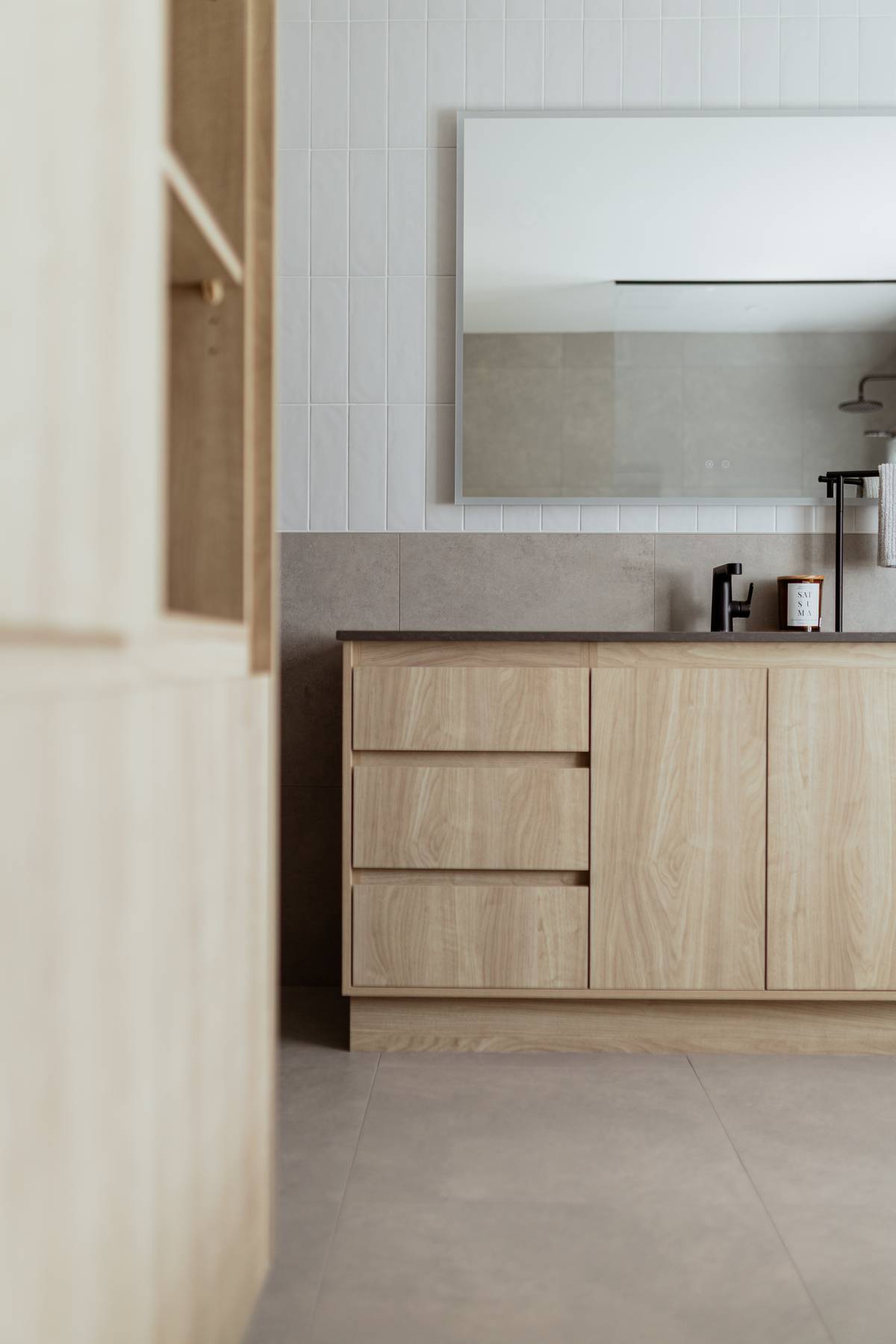 Salle de bain rénovée avec baignoire autoportante et douche moderne, design harmonieux et fonctionnel à Acton Vale, Québec, par Élévation Studio Design.
