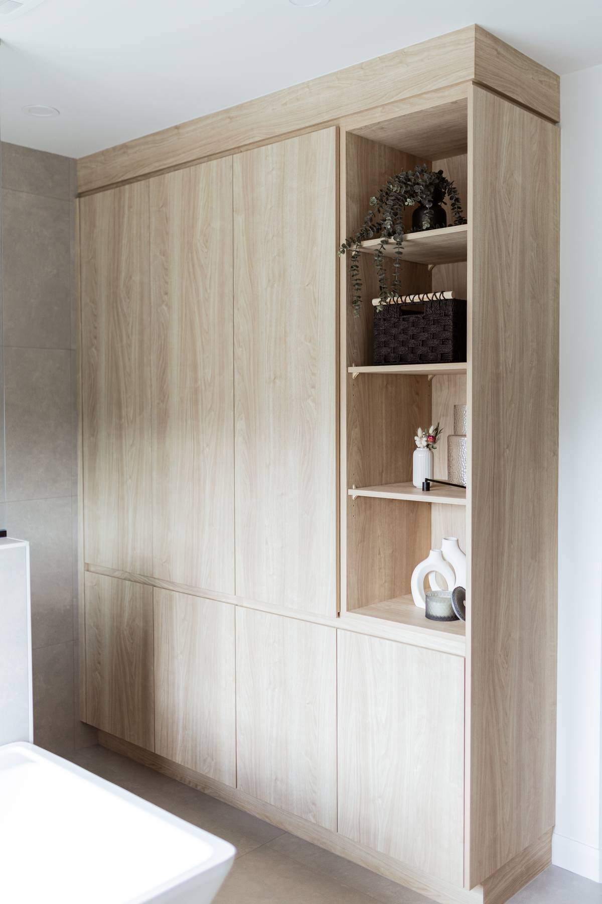 Rénovation complète du rez-de-chaussée incluant cuisine moderne, salle de bain épurée et planchers sablés. Projet réalisé par Élévation Studio Design à Acton Vale.