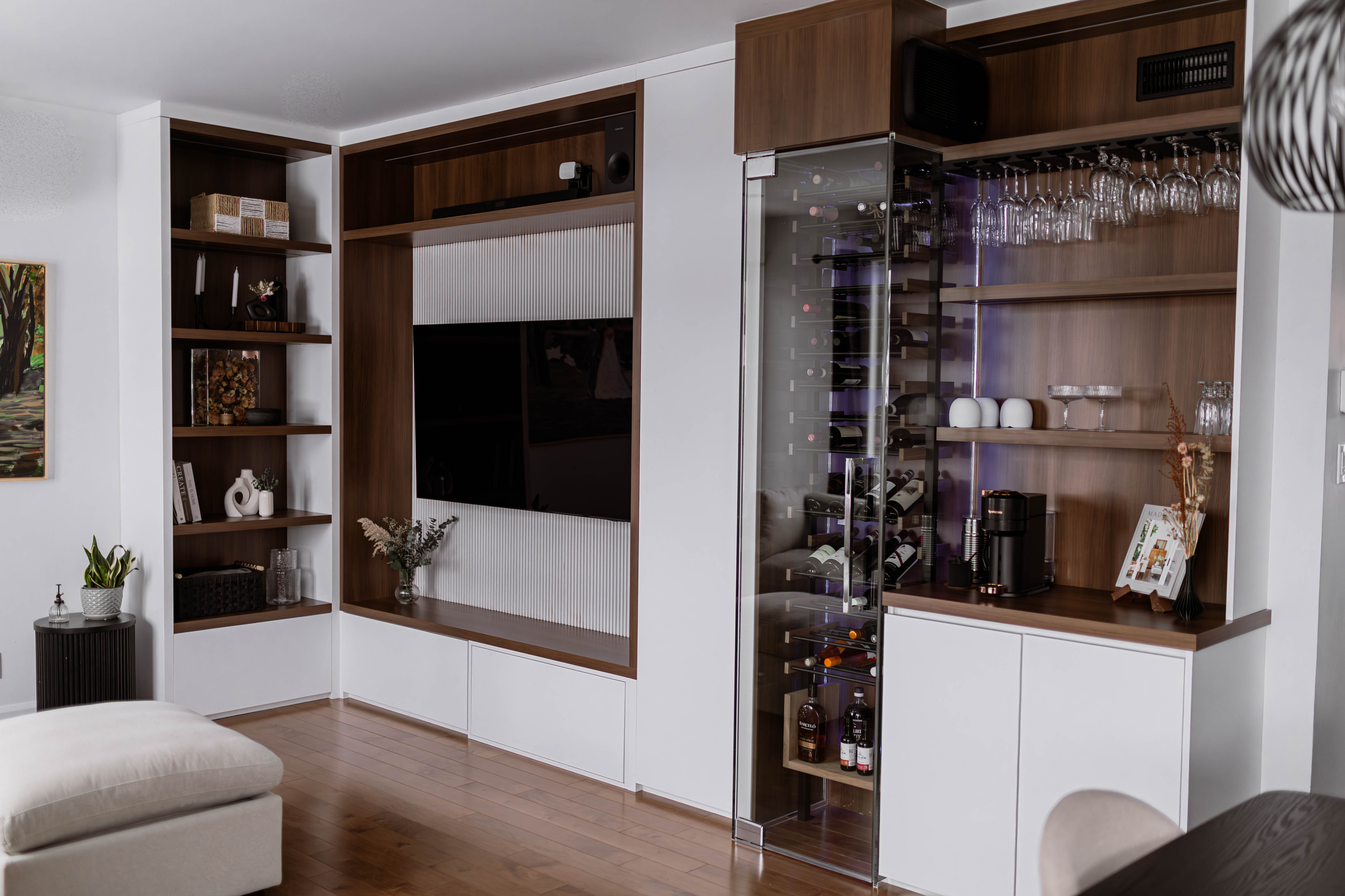 Meuble multimédia sur mesure, ébénisterie, fait par les designer d'intérieur chez Élévation Studio Design, Drummondville