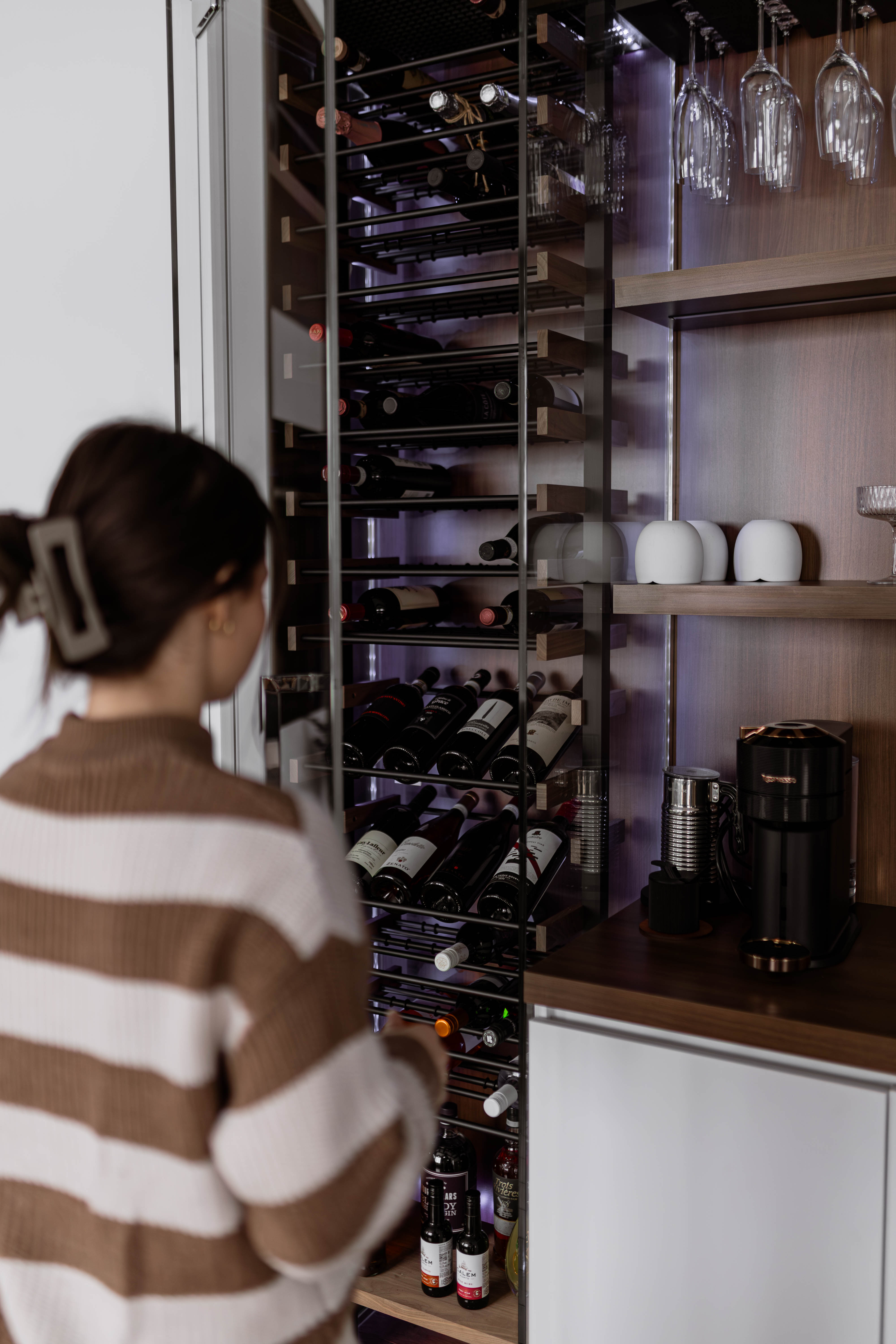 Cellier réfrigéré intégré avec le meuble multimédia du salon et le coin bar et le coin café sur mesure, fait par les designer d'intérieur, chez Élévation Studio Design à Drummondville