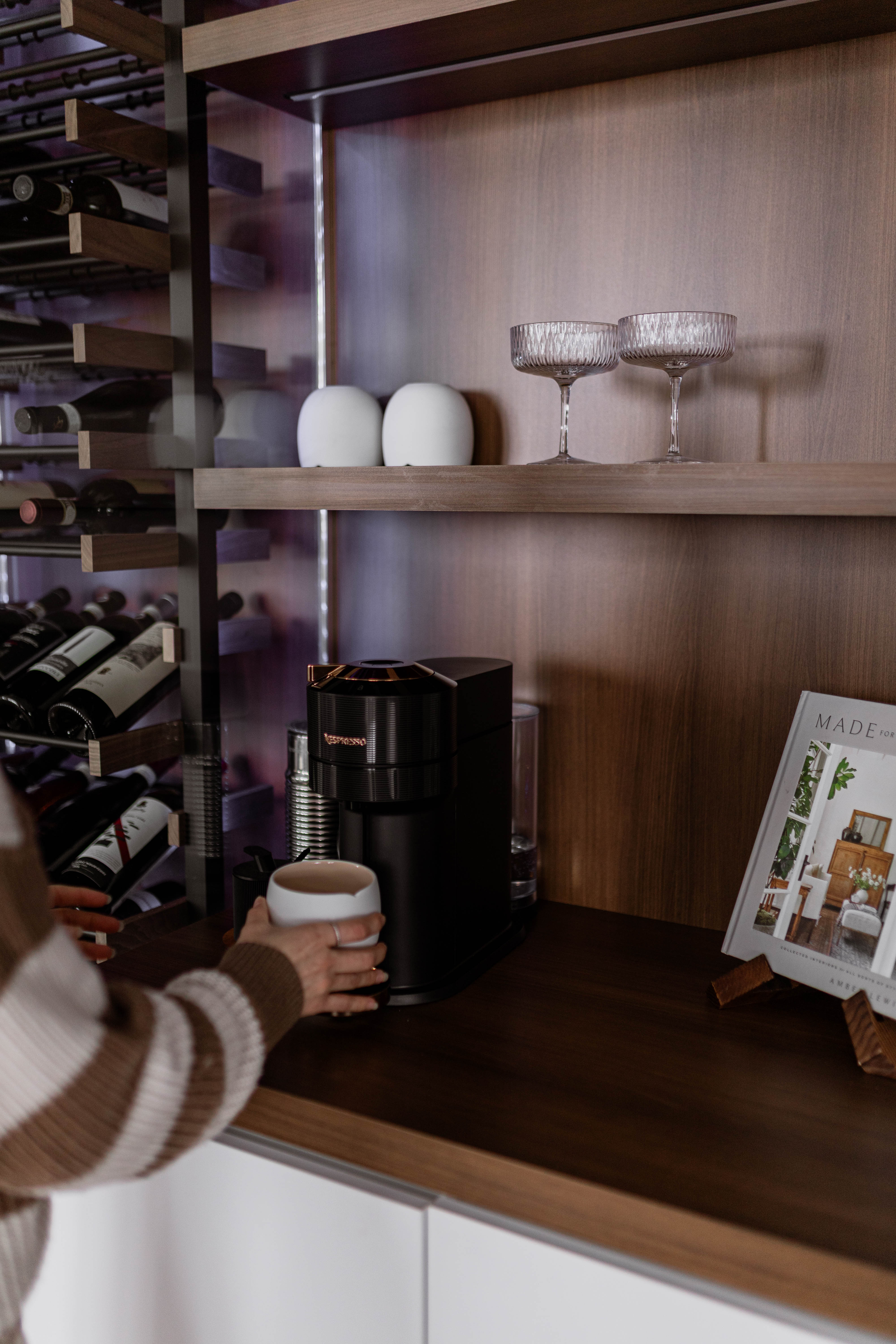 Espace café élégant et pratique, Espace bar dans le salon, Meuble sur mesure, fait par les designer d'intérieur, chez Élévation Studio Design à Drummondville