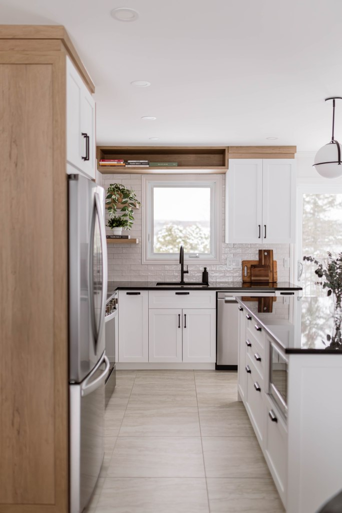 Rénovation d'aire ouverte à Saint-Ferdinand – cuisine, salle à manger et salon repensés par la designer d'intérieur d'Élévation Studio Design à Thetford Mines