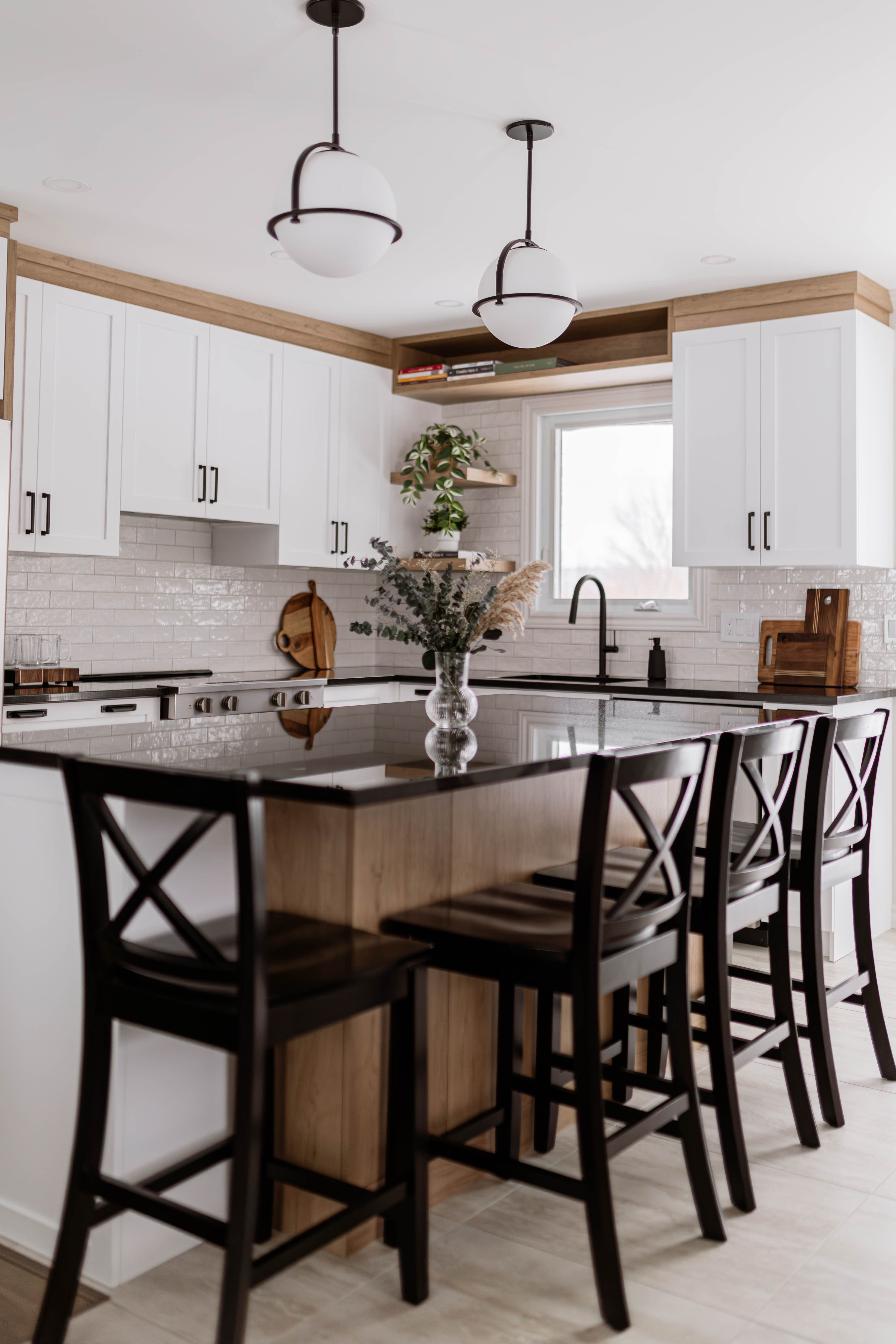 Cuisine sur mesure, blanche, bois et comptoir de granit, avec grand îlot central et rangements intégrés – projet résidentiel à Saint-Ferdinand par les designer d'intérieur d'Élévation Studio Design à Thetford Mines