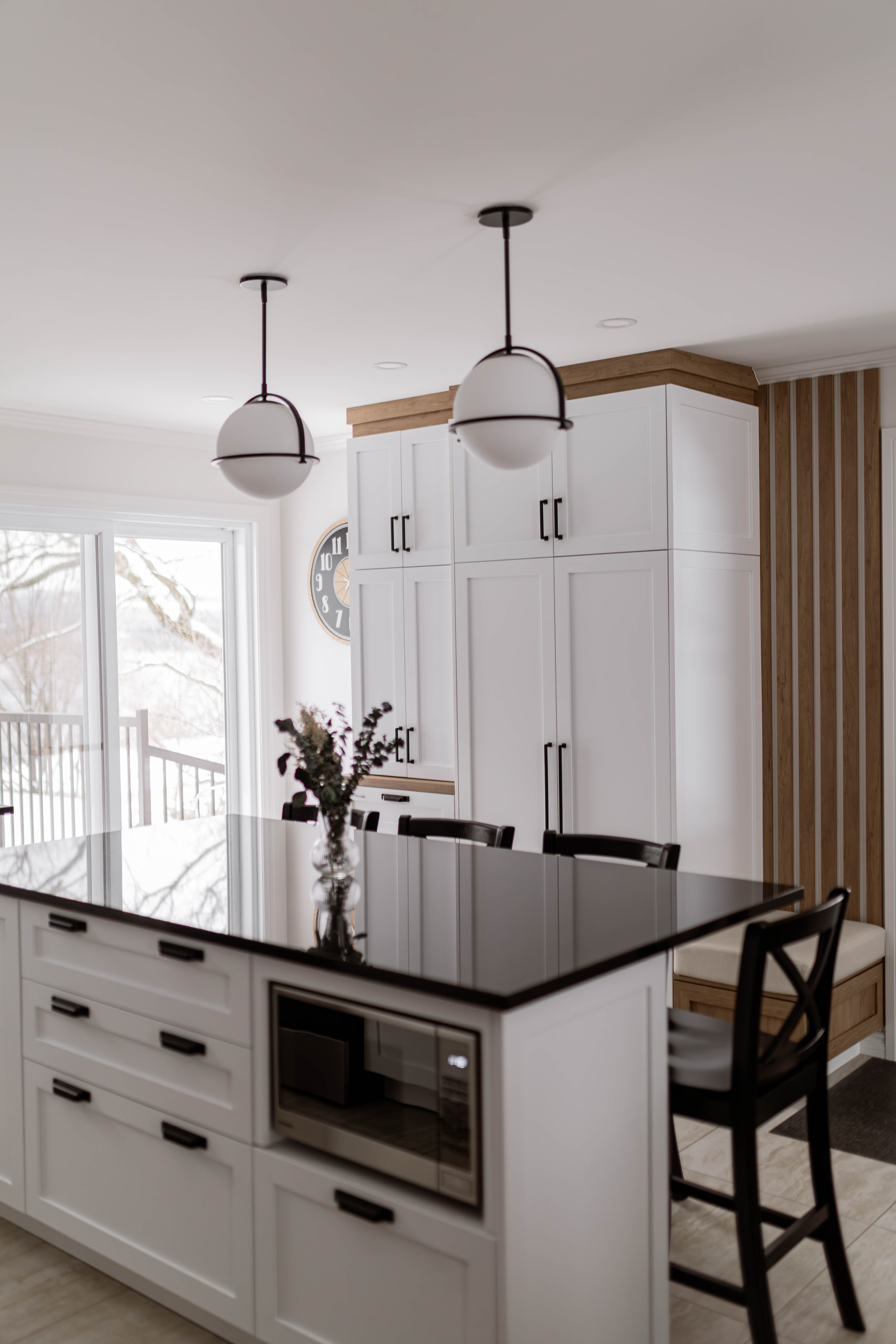 Mobilier sur mesure intégrant garde-robe d’entrée et coin café dans une cuisine contemporaine et farmhouse ― projet résidentiel à Saint-Ferdinand par les designer d'intérieur d'Élévation Studio Design à Thetford Mines