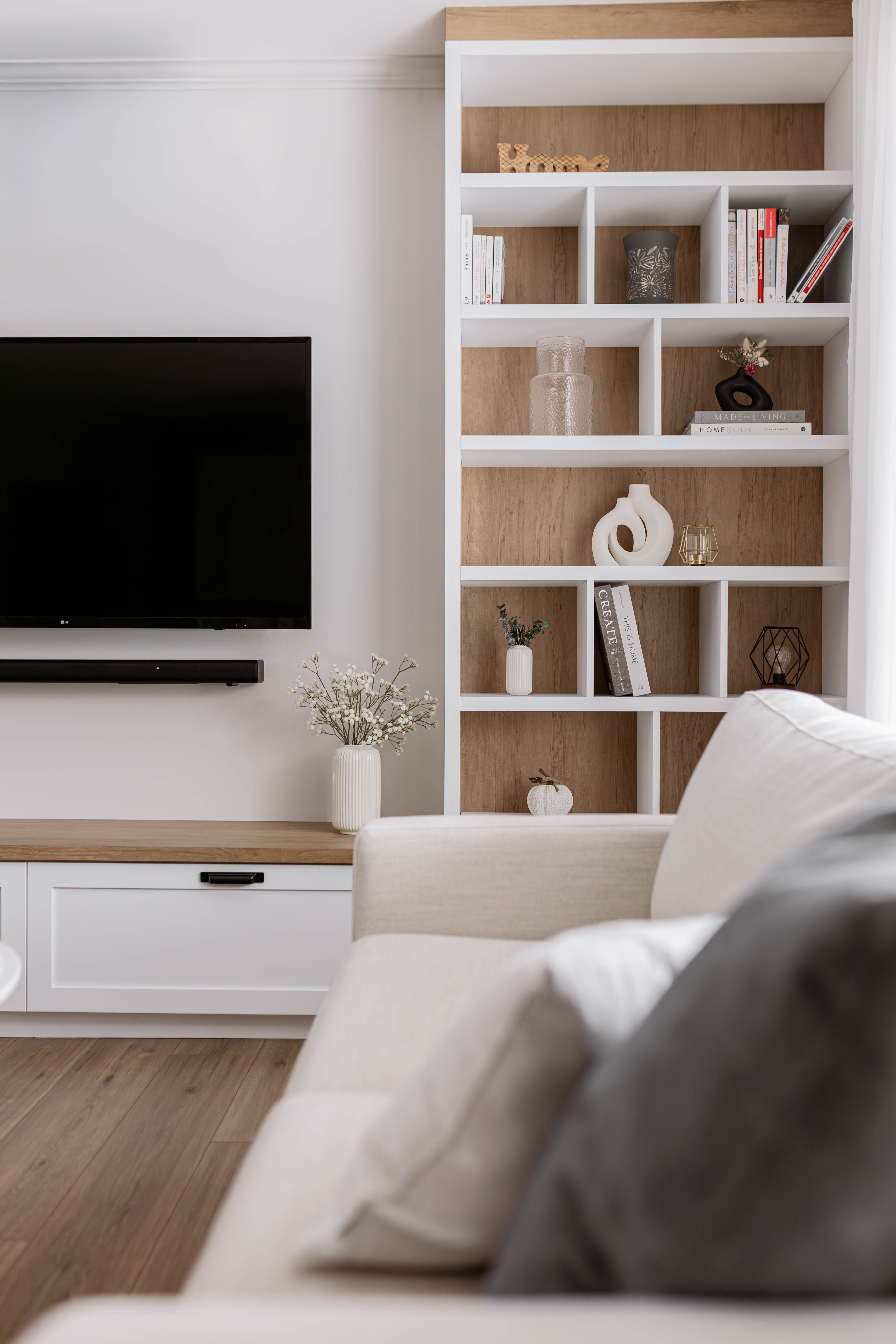 Optimisation de l’espace et rangements sur mesure dans une maison familiale à Saint-Ferdinand - Mobilier bibliothèque sur mesure par designer d'intérieur Thetford Mines, Élévation Studio Design