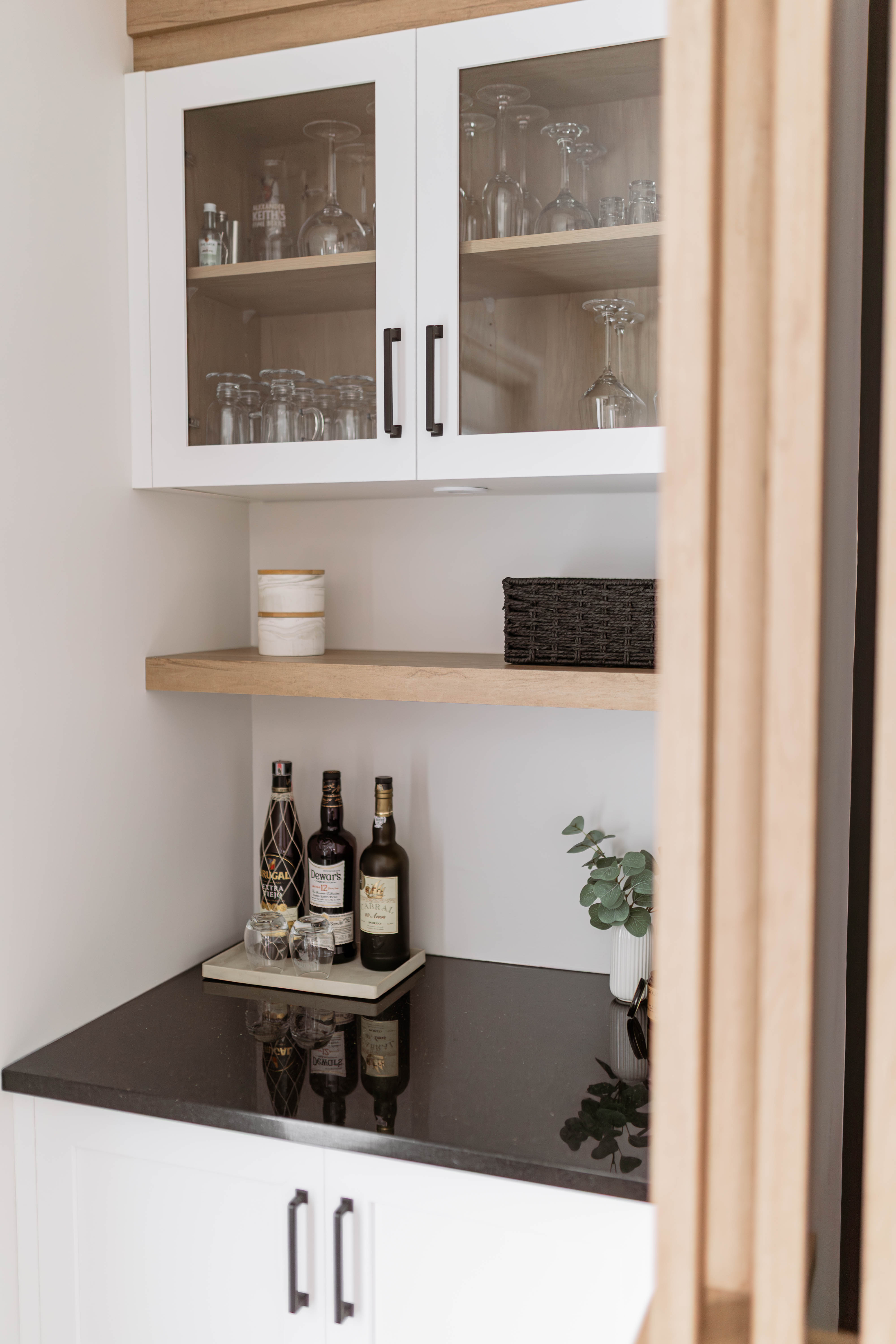 Coin bar sur mesure aménagé dans un ancien garde-robe - Petit coin bar sur mesure avec comptoir de granit par designer intérieur Thetford Mines, Élévation Studio Design