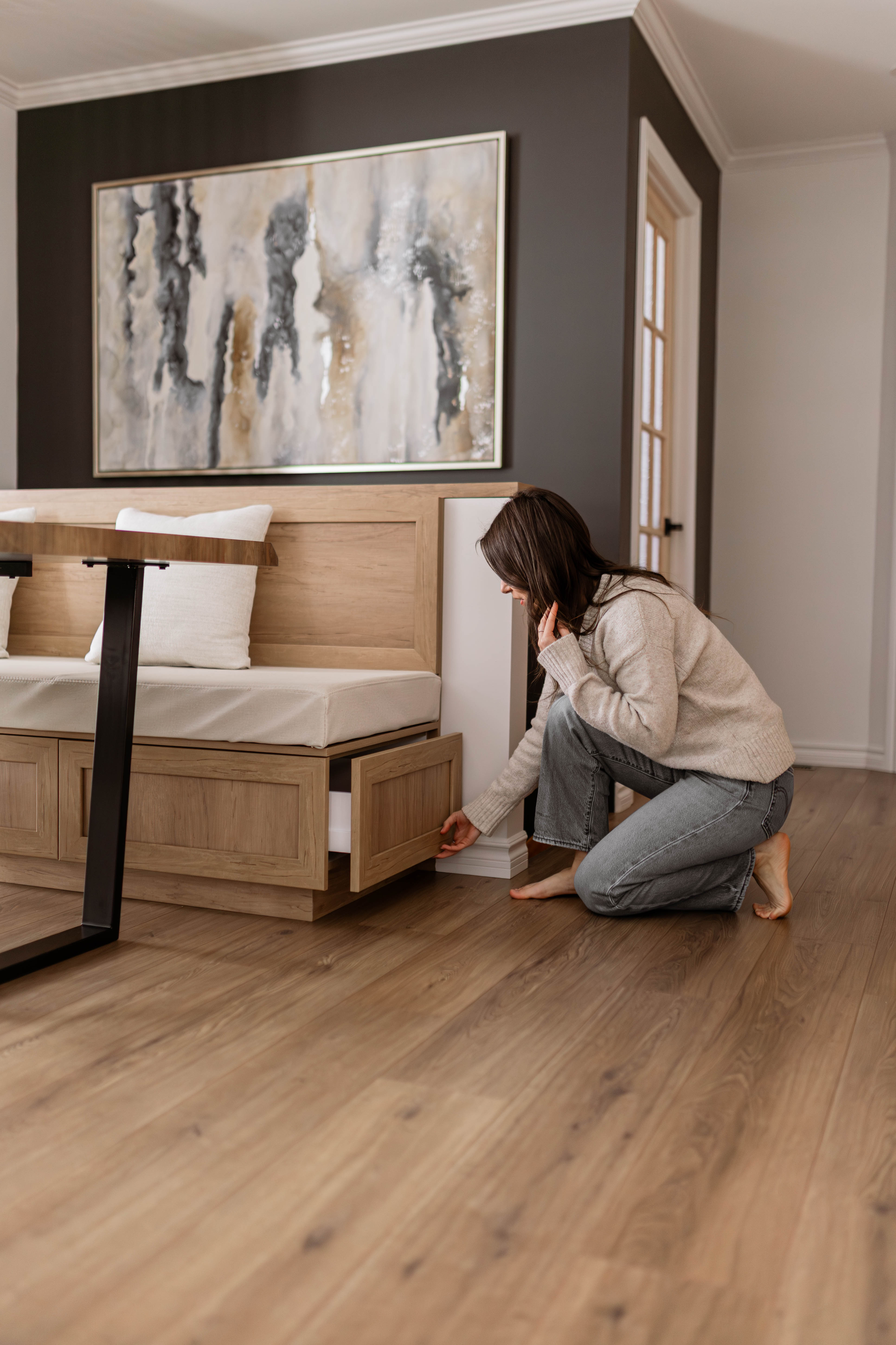 Banquette sur mesure de la salle à manger avec du rangement intégrés. Banquette effet bois. Banquette qui sert de garde-corps pour les escaliers. Garde-corps d’escalier avec lattes verticales en bois – design contemporain. Rénovation résidentiel à Saint-Ferdinand par Élévation Studio Design à Thetford Mines