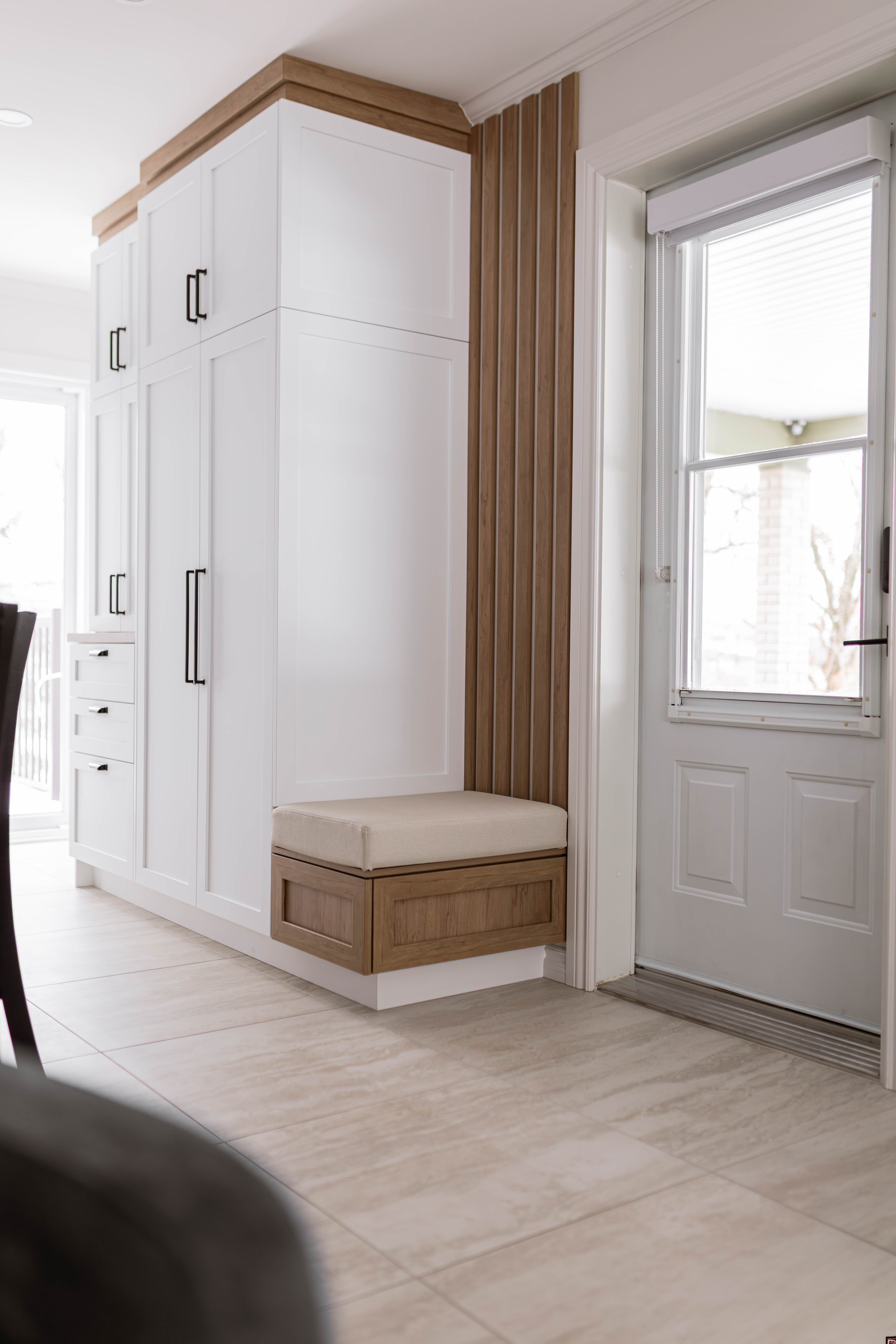 Mobilier sur mesure intégrant garde-robe d’entrée et coin café dans une cuisine contemporaine et farmhouse ― projet résidentiel à Saint-Ferdinand par les designer d'intérieur d'Élévation Studio Design à Thetford Mines