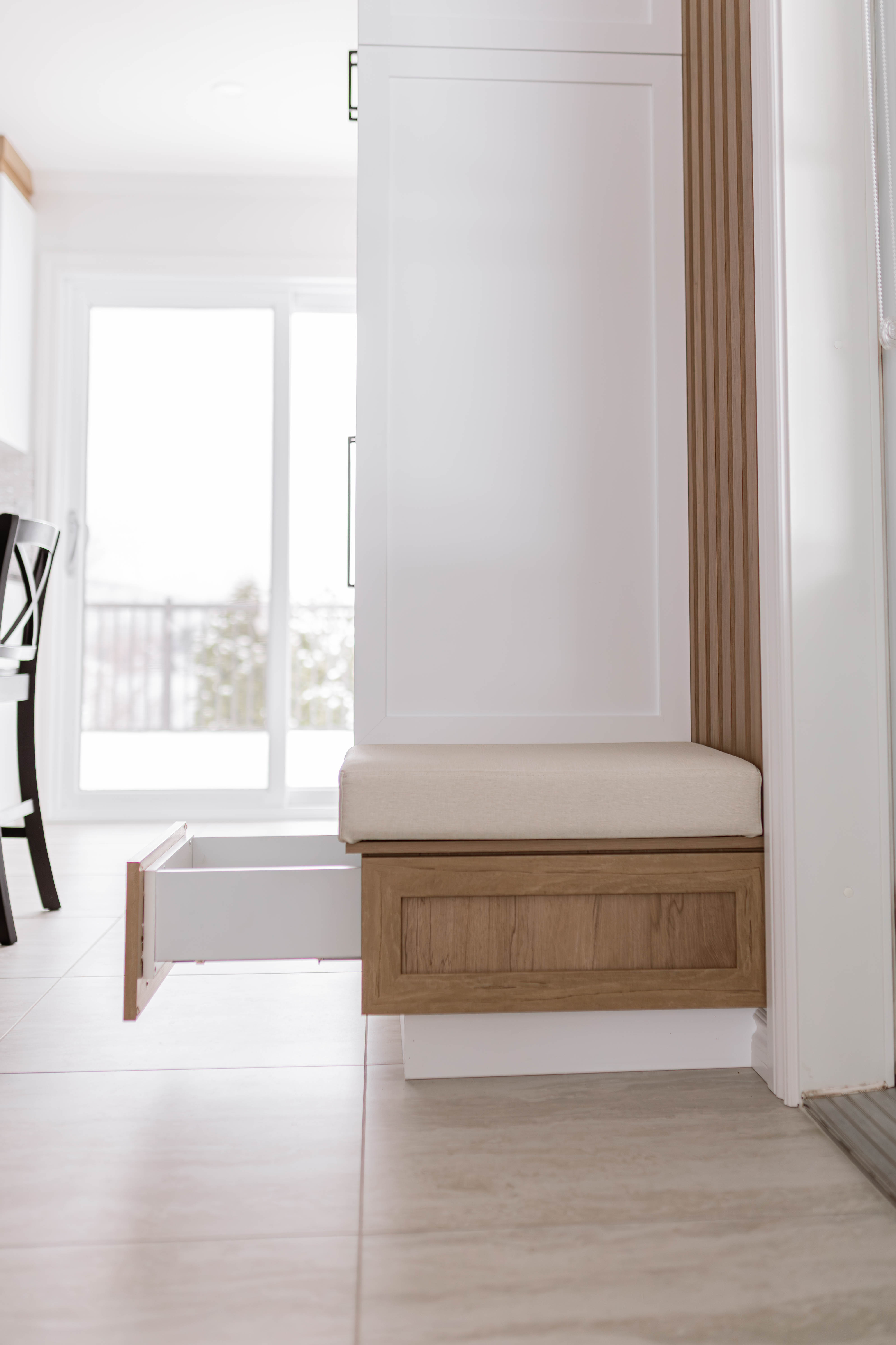 Mobilier sur mesure intégrant garde-robe d’entrée et coin café dans une cuisine contemporaine et farmhouse ― projet résidentiel à Saint-Ferdinand par les designer d'intérieur d'Élévation Studio Design à Thetford Mines