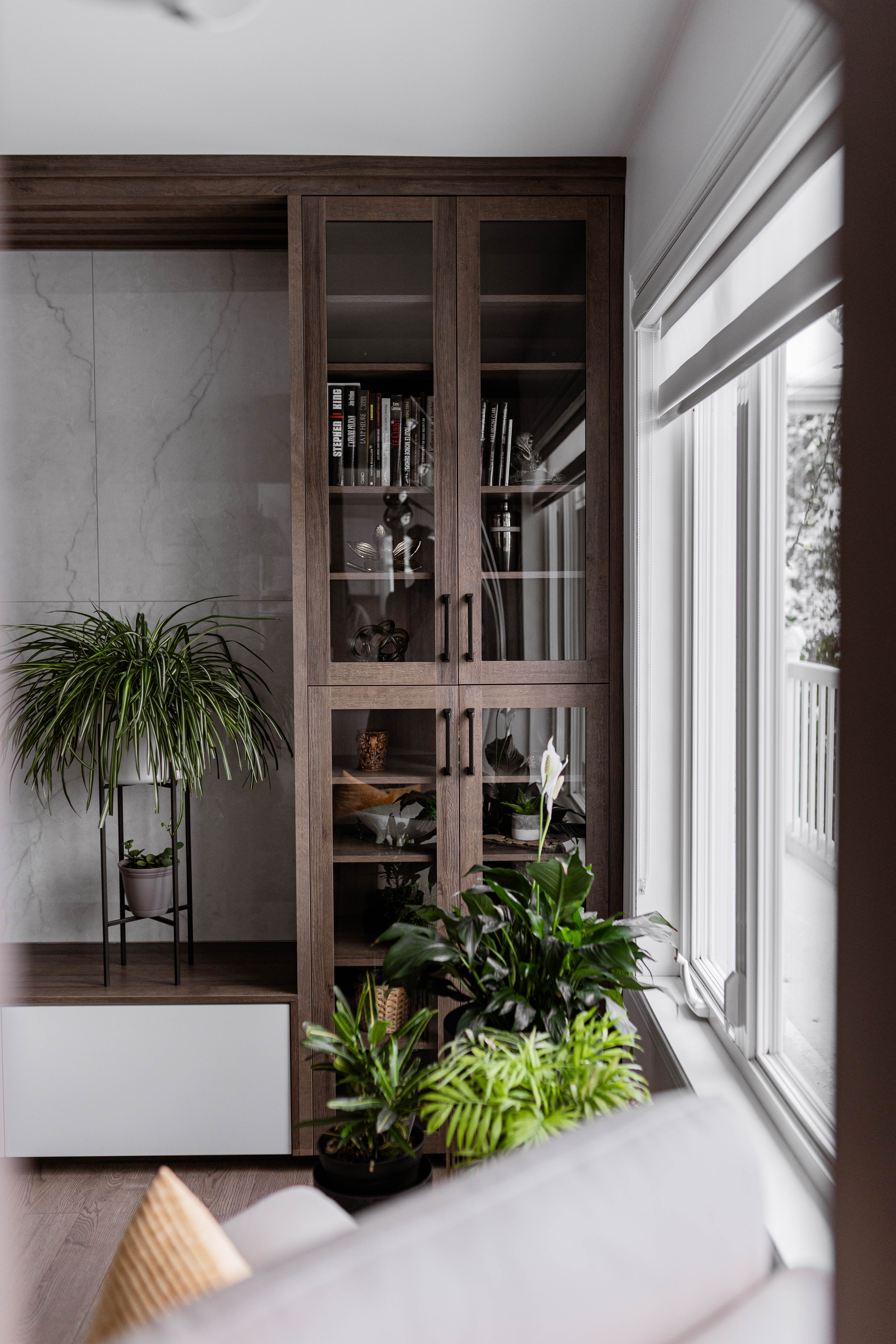 Mobilier multimédias sur mesure | mobilier de salon sur mesure | Coin rangement fonctionnel pour salon familial par les designer d'intérieur chez Élévation Studio Design, Thetford Mines