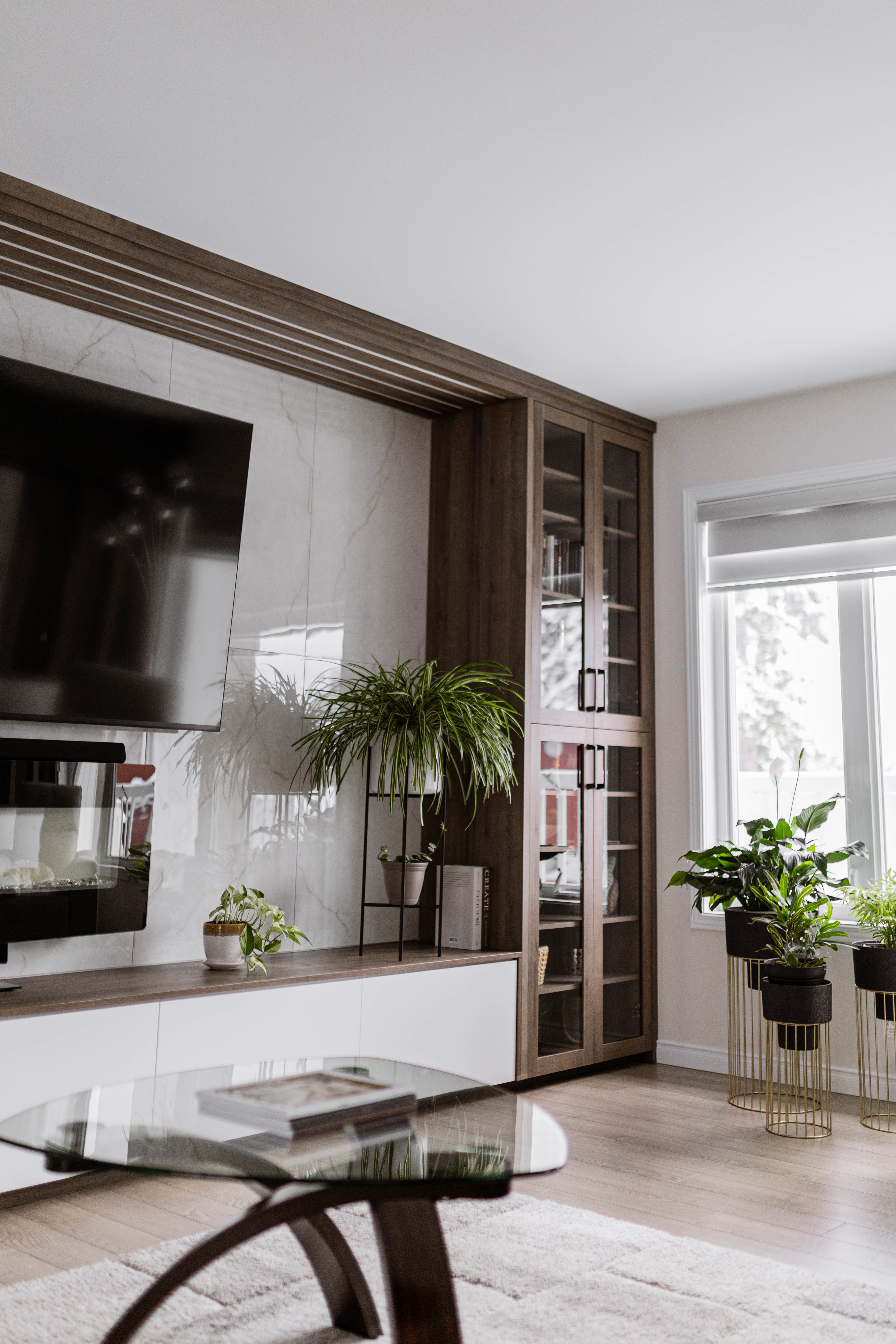 Meuble multimédia sur mesure, ébénisterie, fait par les designer d'intérieur chez Élévation Studio Design, Thetford Mines