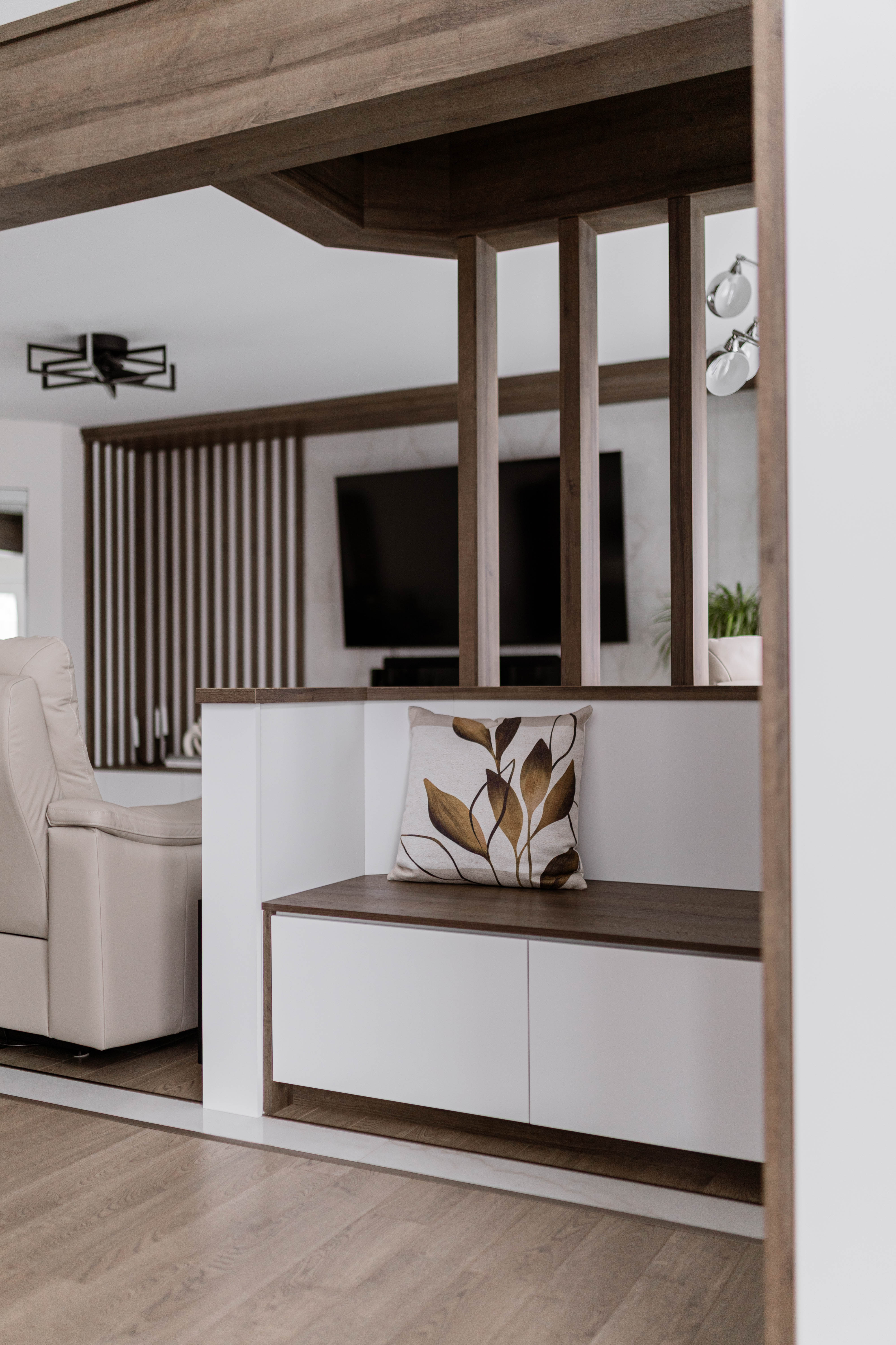 Optimisation de l’espace et rangements sur mesure dans une maison familiale à Thetford Mines - Mobilier bibliothèque sur mesure par designer d'intérieur, Élévation Studio Design