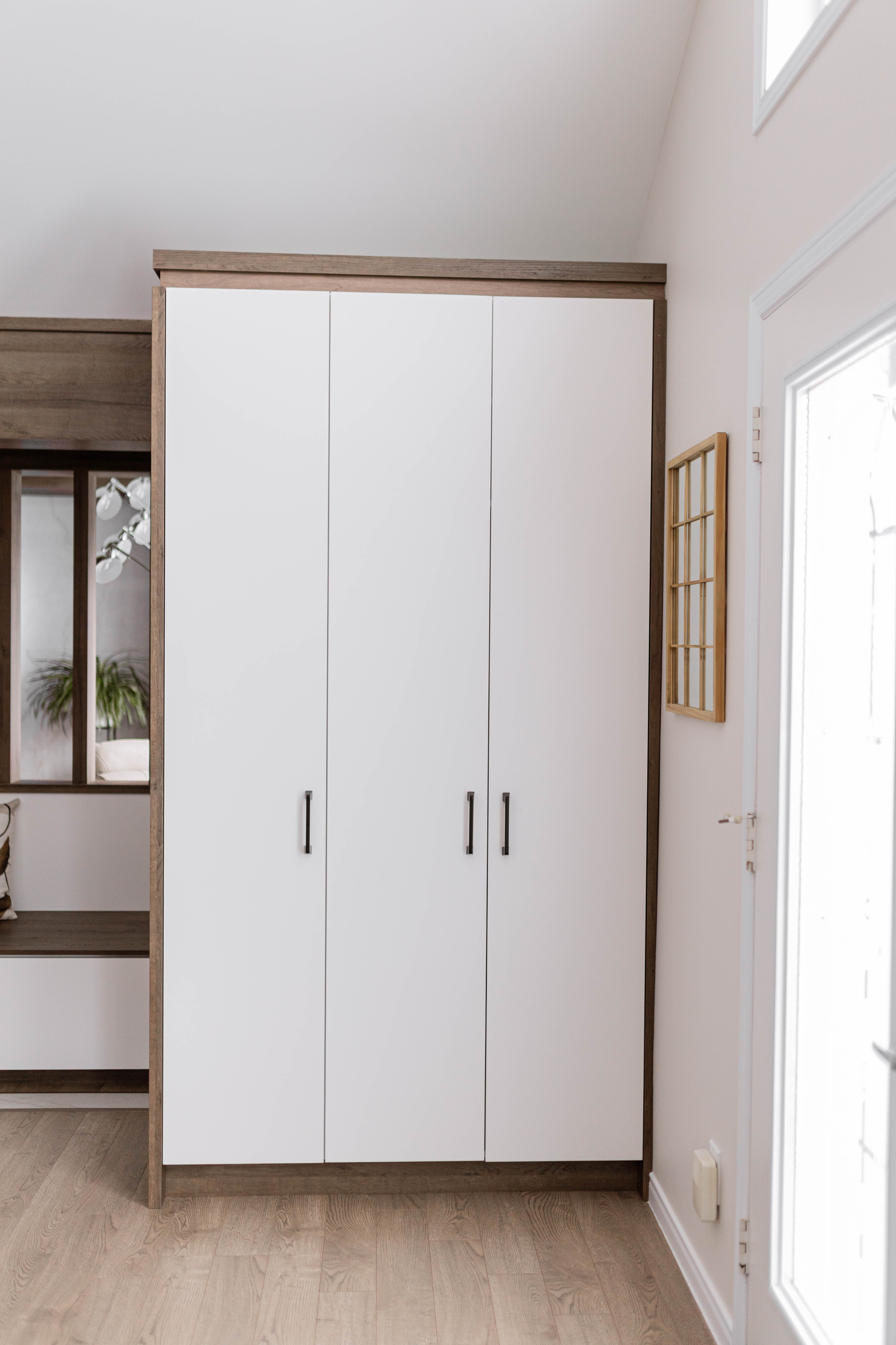 Mobilier sur mesure intégrant garde-robe d’entrée et banquette ― projet résidentiel à Thetford Mines par les designer d'intérieur d'Élévation Studio Design