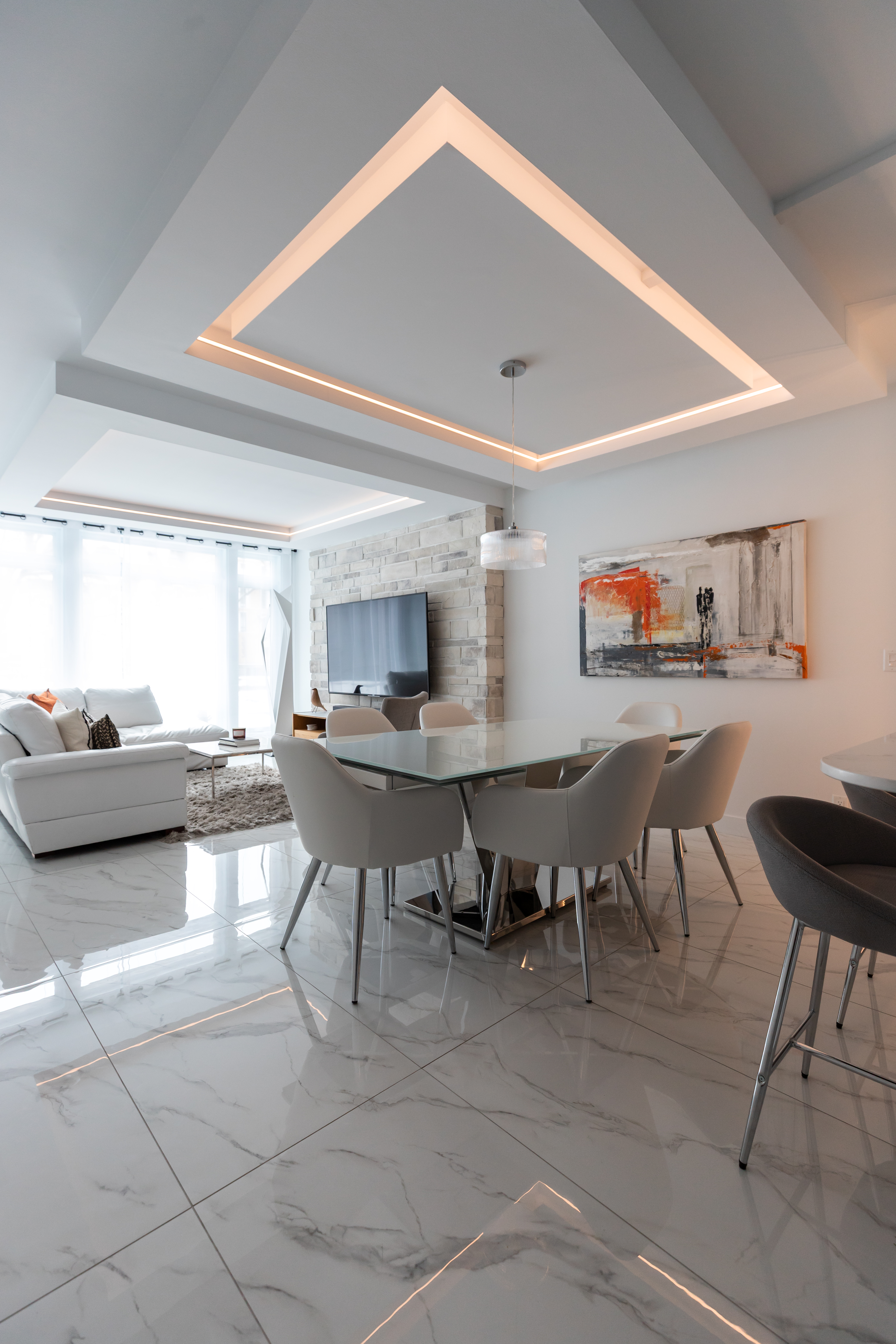 Rénovation d’aire ouverte dans un condo à Québec comprenant la cuisine, la salle à manger et le salon, design contemporain par Élévation Studio Design, designer d'intérieur à Thetford Mines