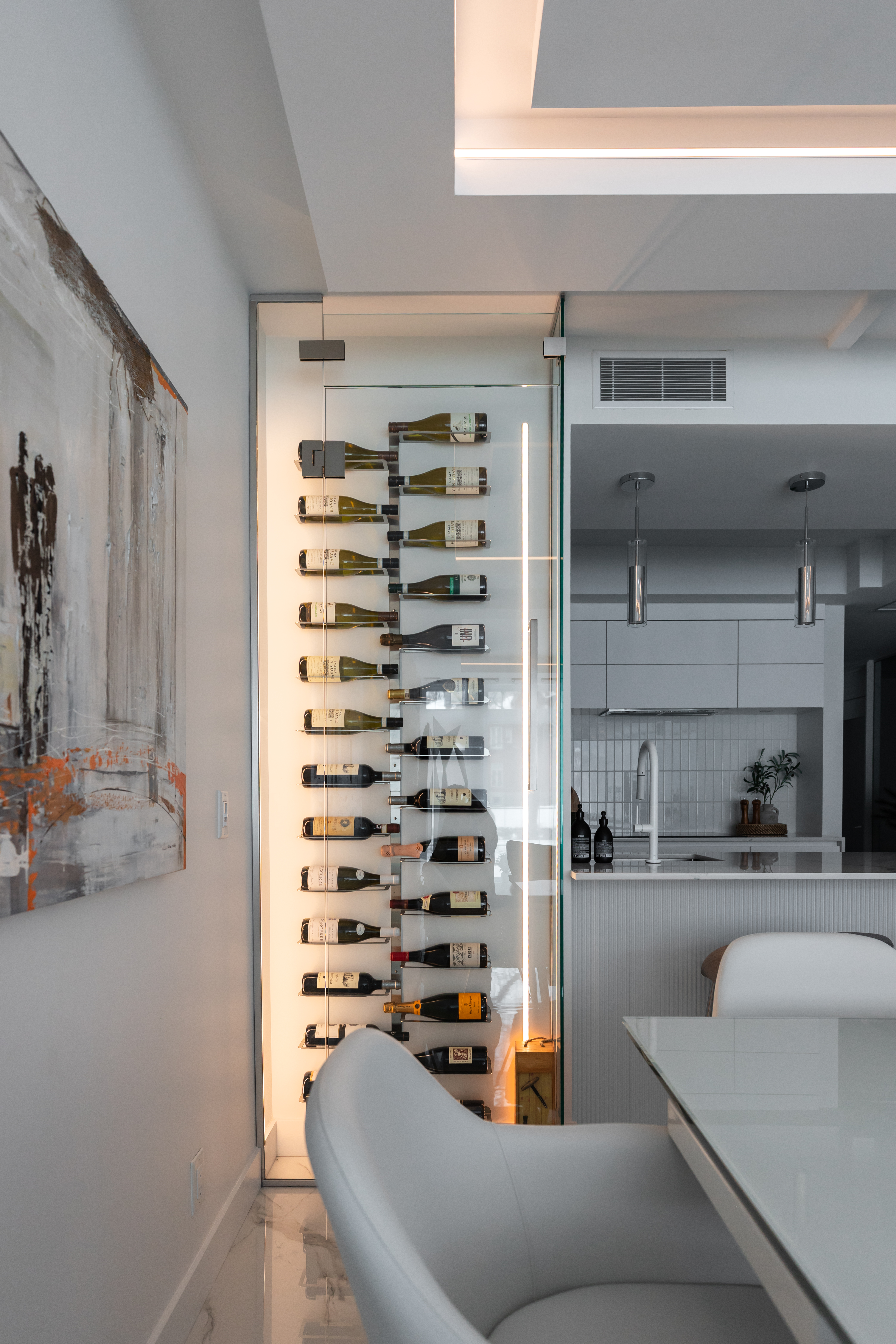 Cellier sur mesure intégré à une péninsule de cuisine, solution ingénieuse face à une contrainte architecturale, par Élévation Studio Design, designer d'intérieur, cuisiniste, décoration, à Thetford Mines