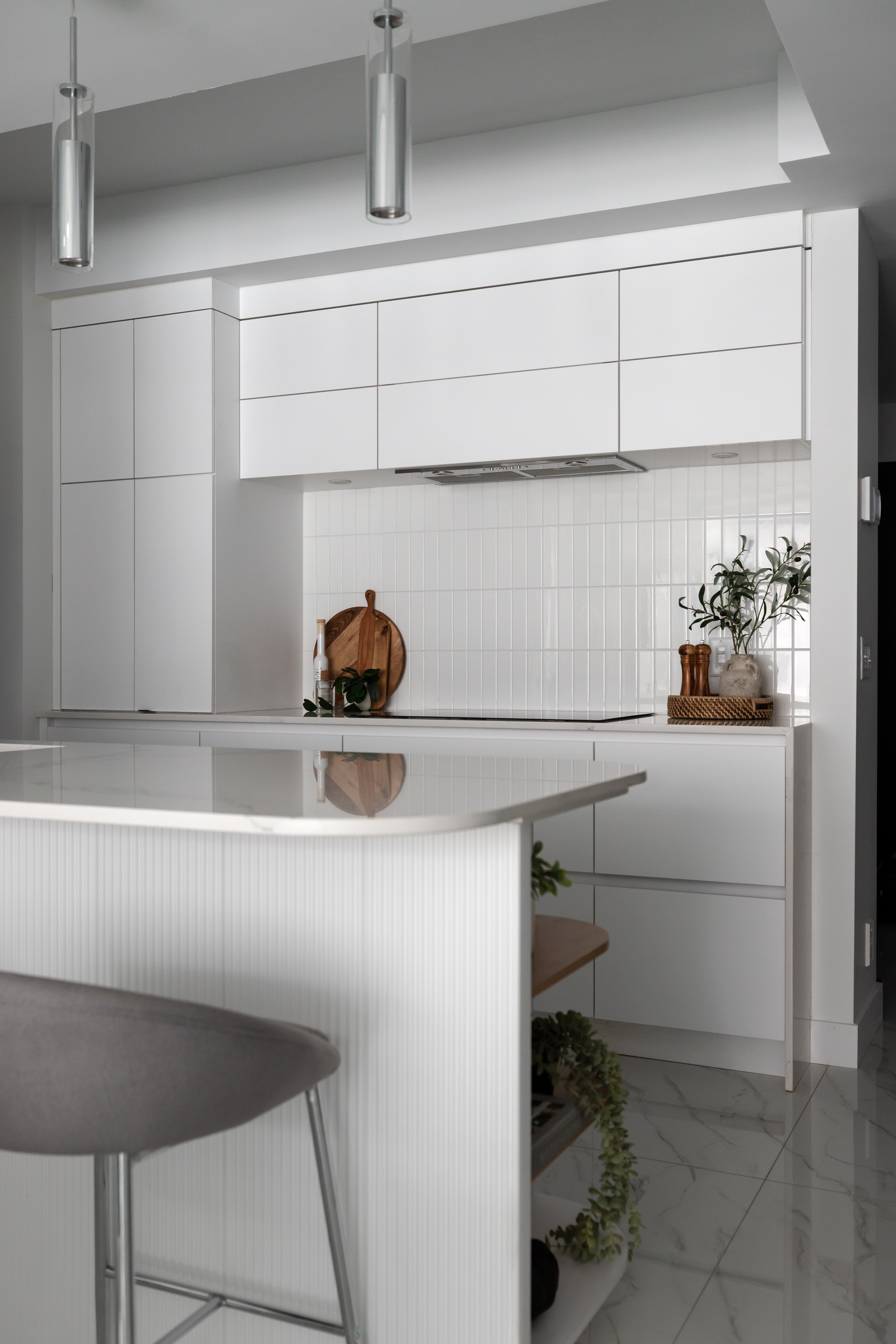 Grande péninsule de cuisine moderne offrant espace de travail et coin repas, conçue sur mesure pour un condo à Québec, Élévation Studio Design à Thetford Mines, Décoratrice d'intérieur, designer d'intérieur, staging