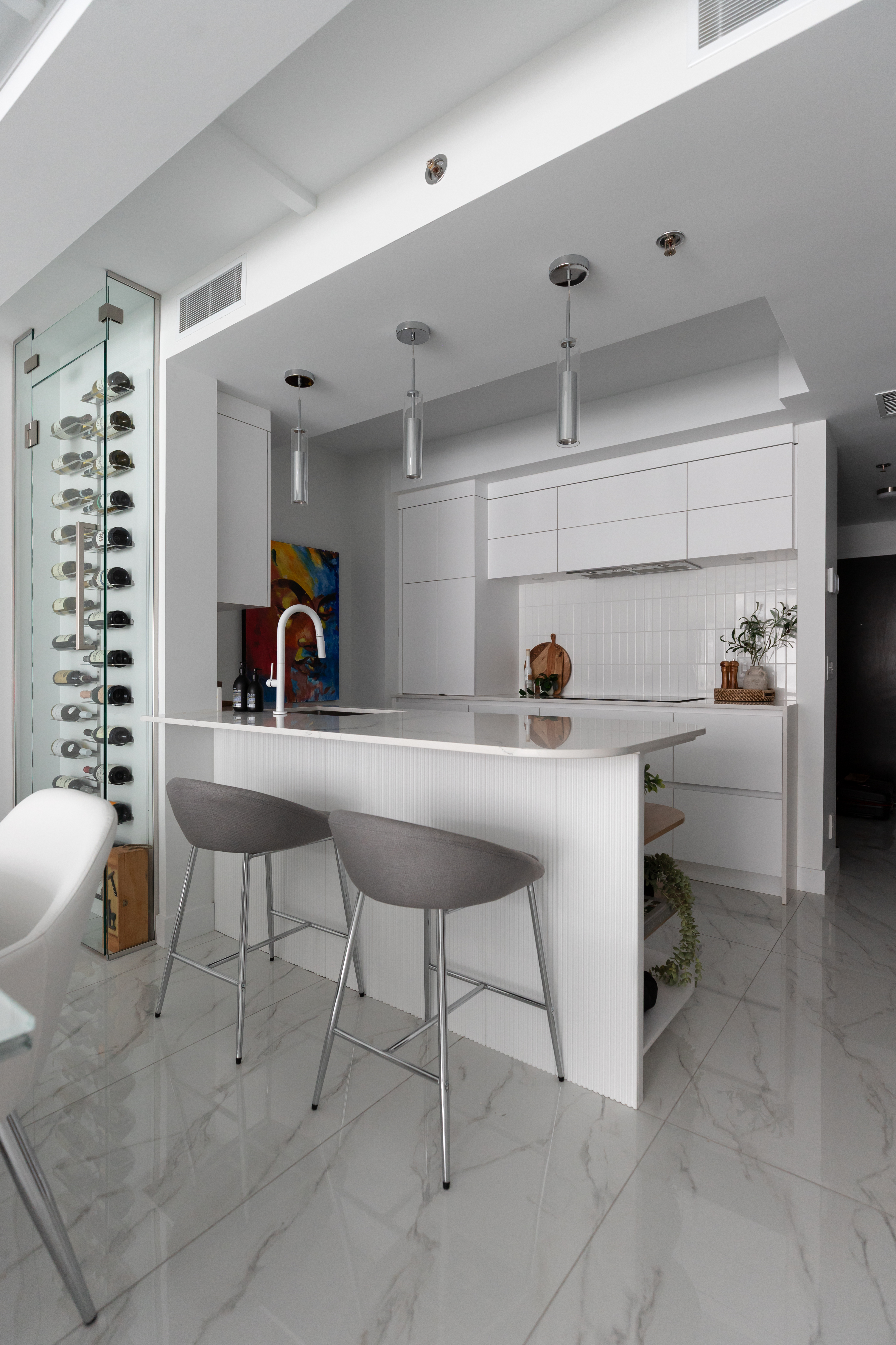 Salle à manger intégrée à une aire ouverte moderne, design épuré et lumineux, Élévation Studio Design à Thetford Mines, Décoratrice d'intérieur, designer d'intérieur, staging