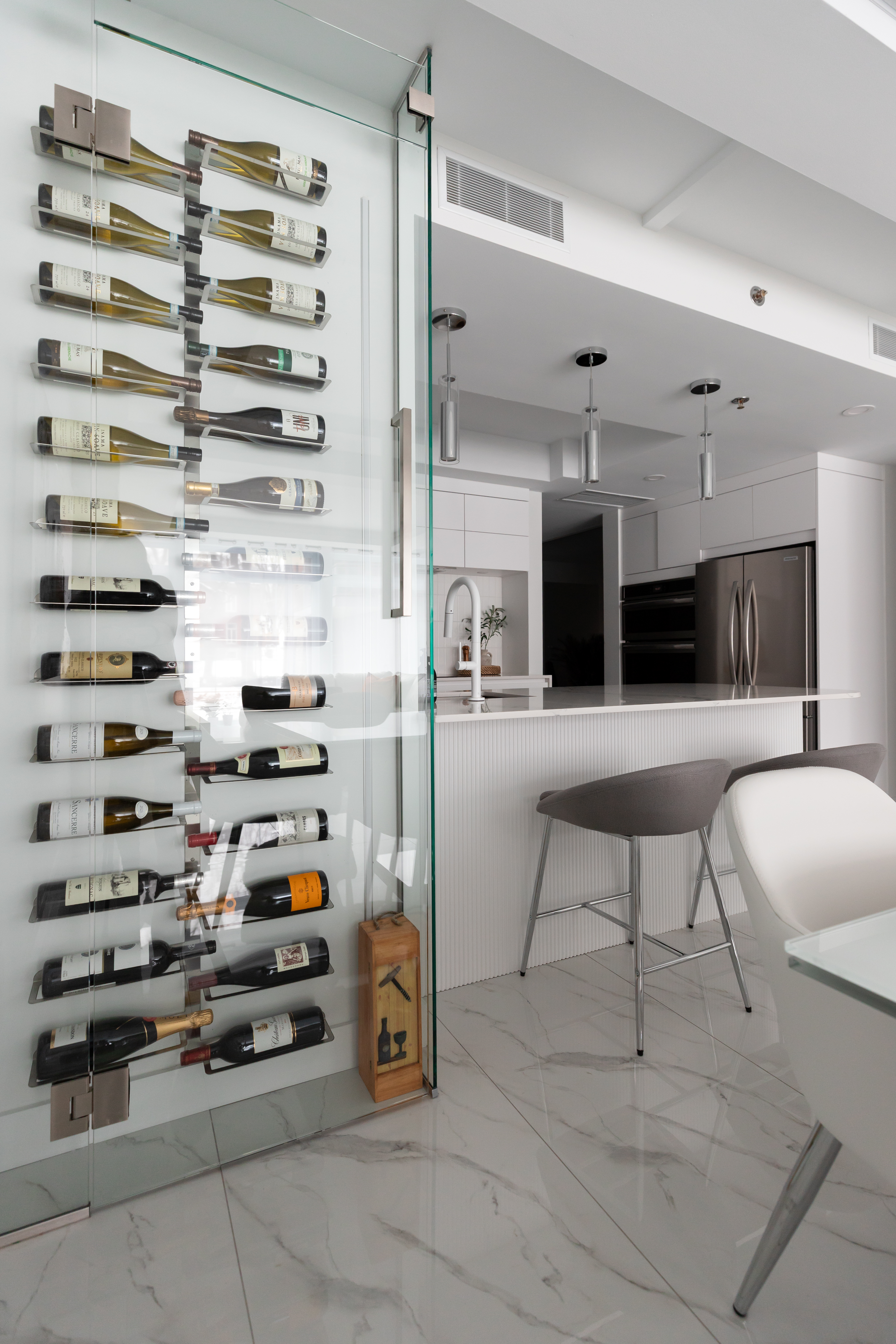 Cellier sur mesure intégré à une péninsule de cuisine, solution ingénieuse face à une contrainte architecturale, par Élévation Studio Design, designer d'intérieur, cuisiniste, décoration, à Thetford Mines