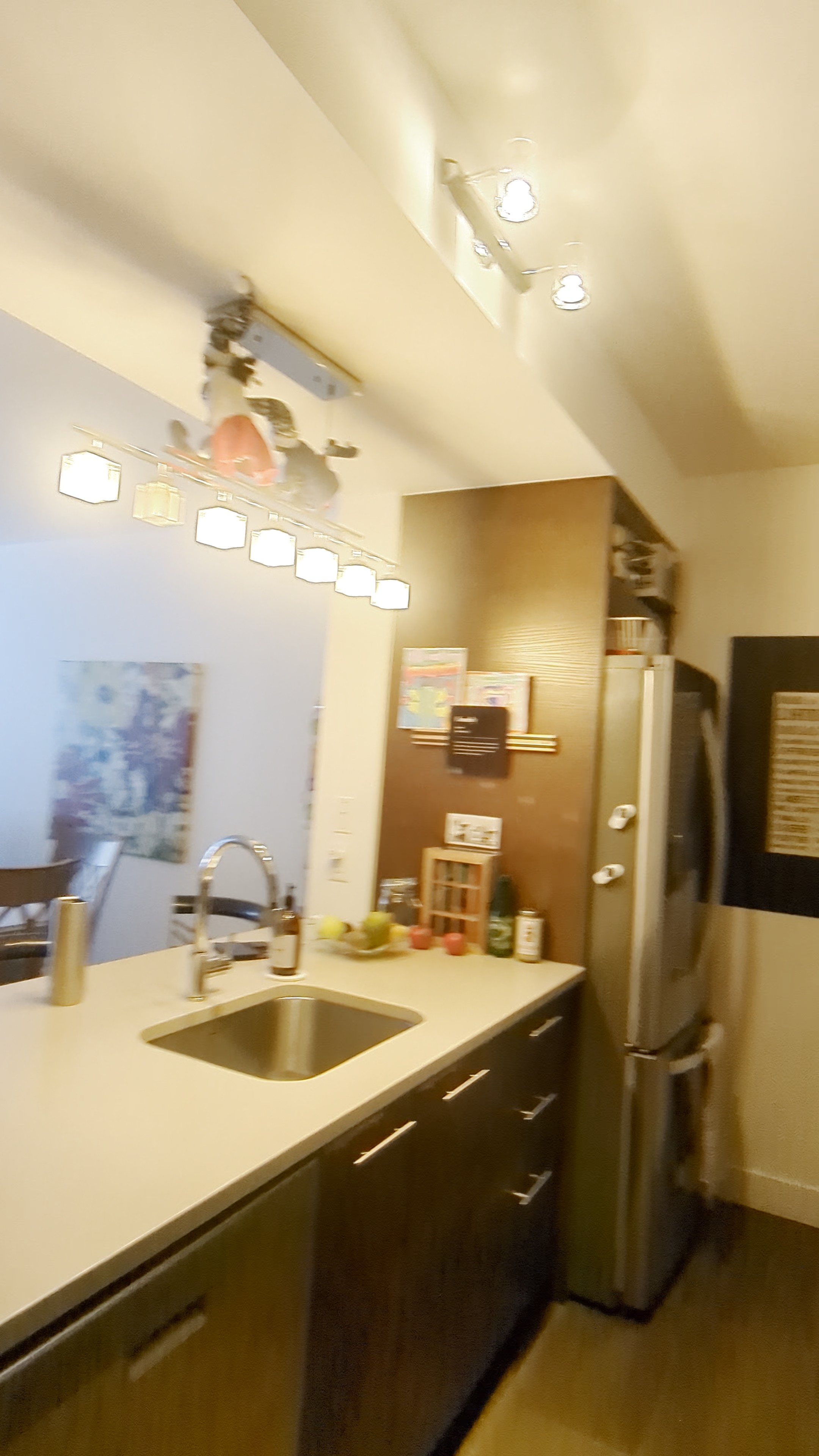 Rénovation d’aire ouverte dans un condo à Québec comprenant la cuisine, la salle à manger et le salon, design contemporain par Élévation Studio Design, designer d'intérieur à Thetford Mines