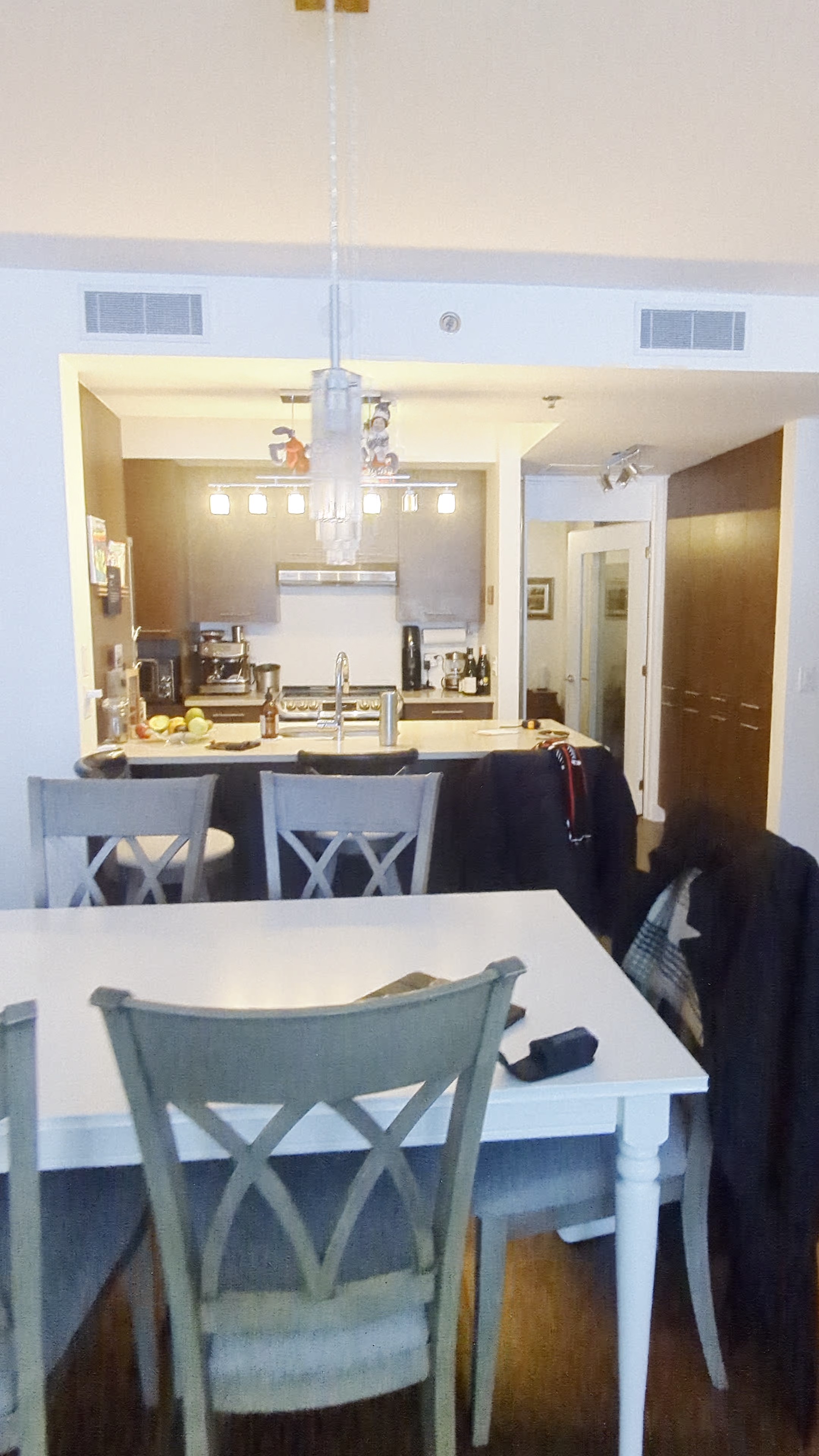 Rénovation d’aire ouverte dans un condo à Québec comprenant la cuisine, la salle à manger et le salon, design contemporain par Élévation Studio Design, designer d'intérieur à Thetford Mines