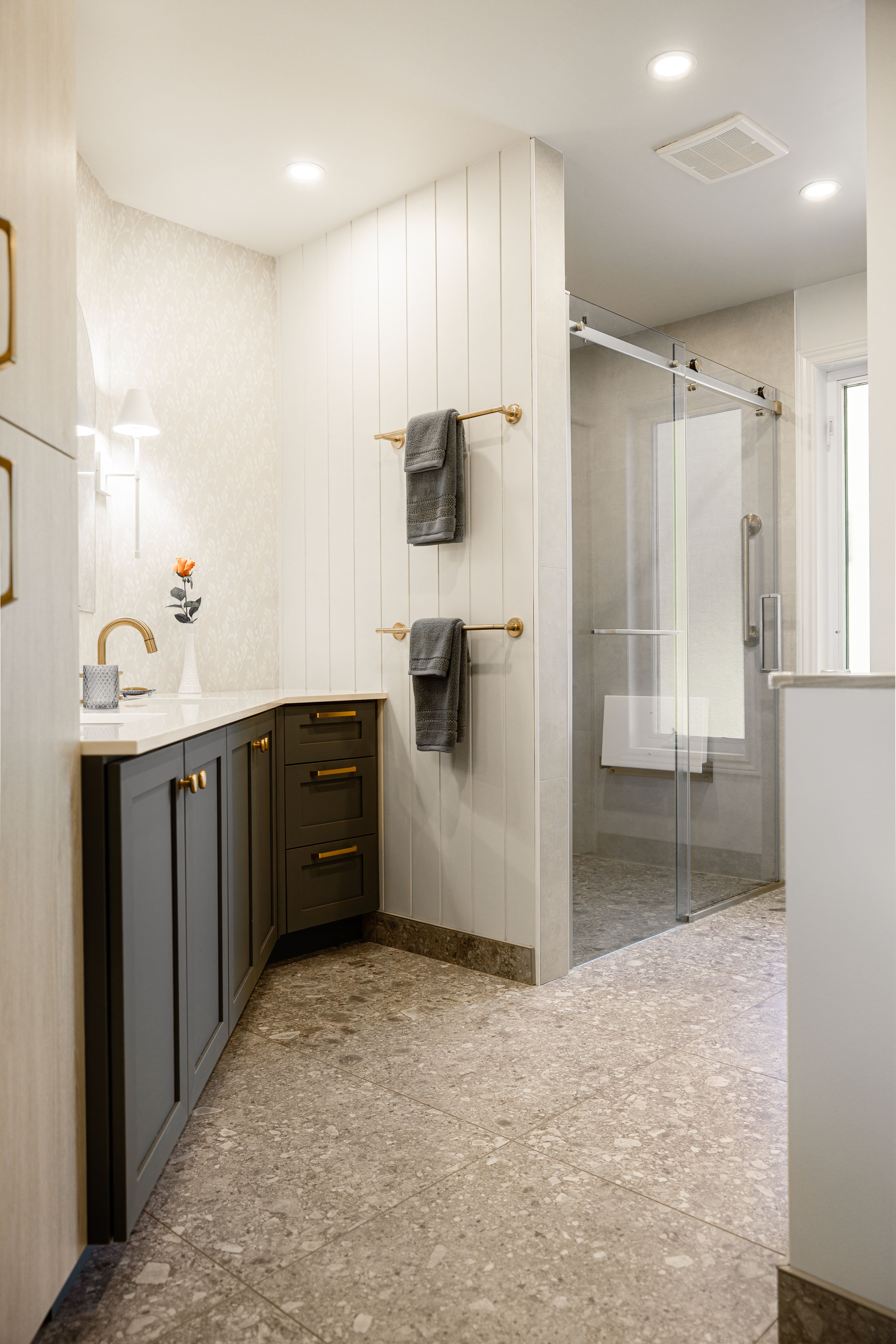 Salle de bain rénovée avec vanité vert sauge, plancher effet terrazzo et grande douche vitrée à l'italienne | rénovation de salle de bain à Disraeli | designer d'intérieur, Élévation Studio Design à Thetford Mines