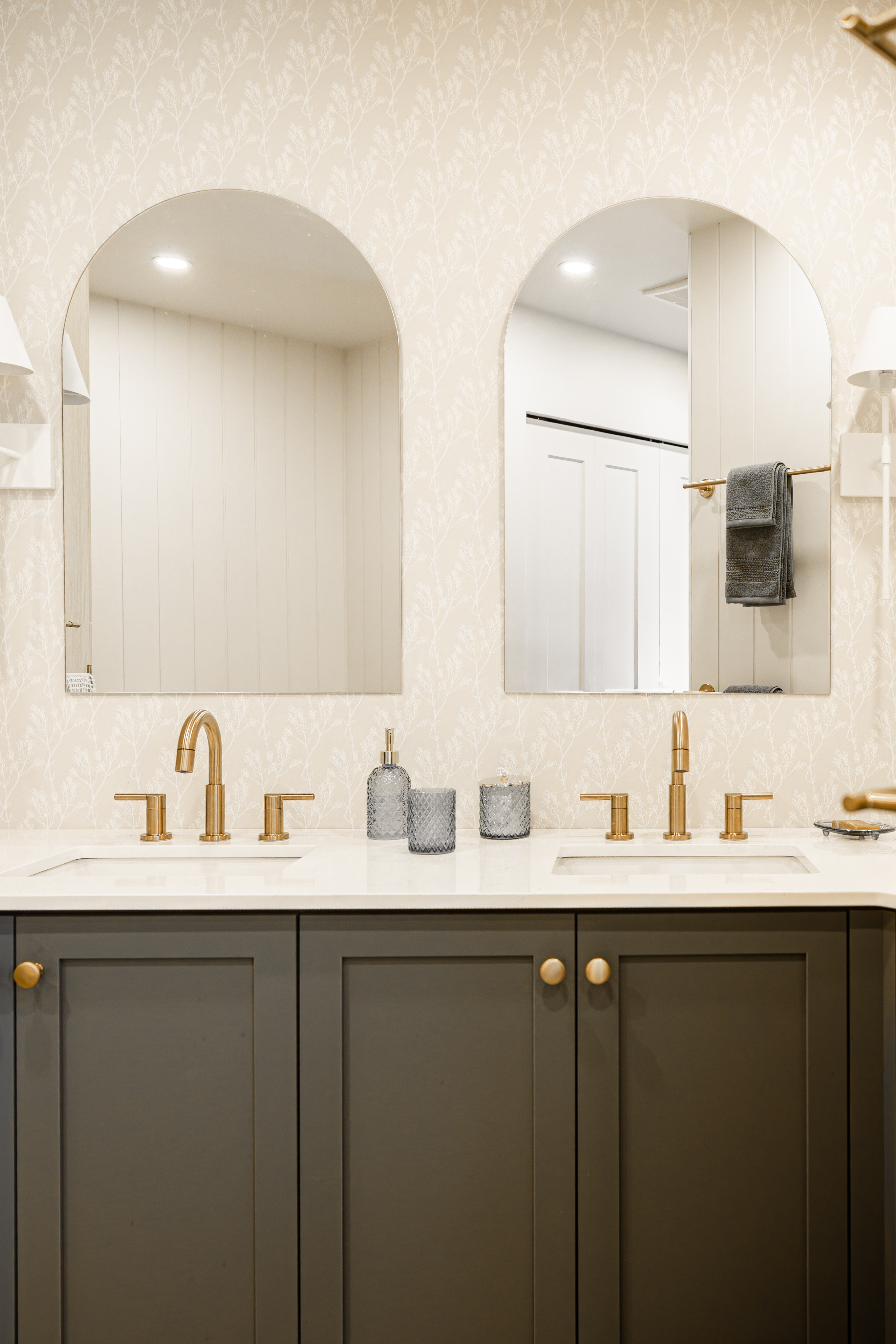 Vanité double à deux lavabos vert sauge avec comptoir de quartz, robinets laiton et miroirs en arche | vanité de salle de bain sur mesure | designer d'intérieur, Élévation Studio Design à Thetford Mines