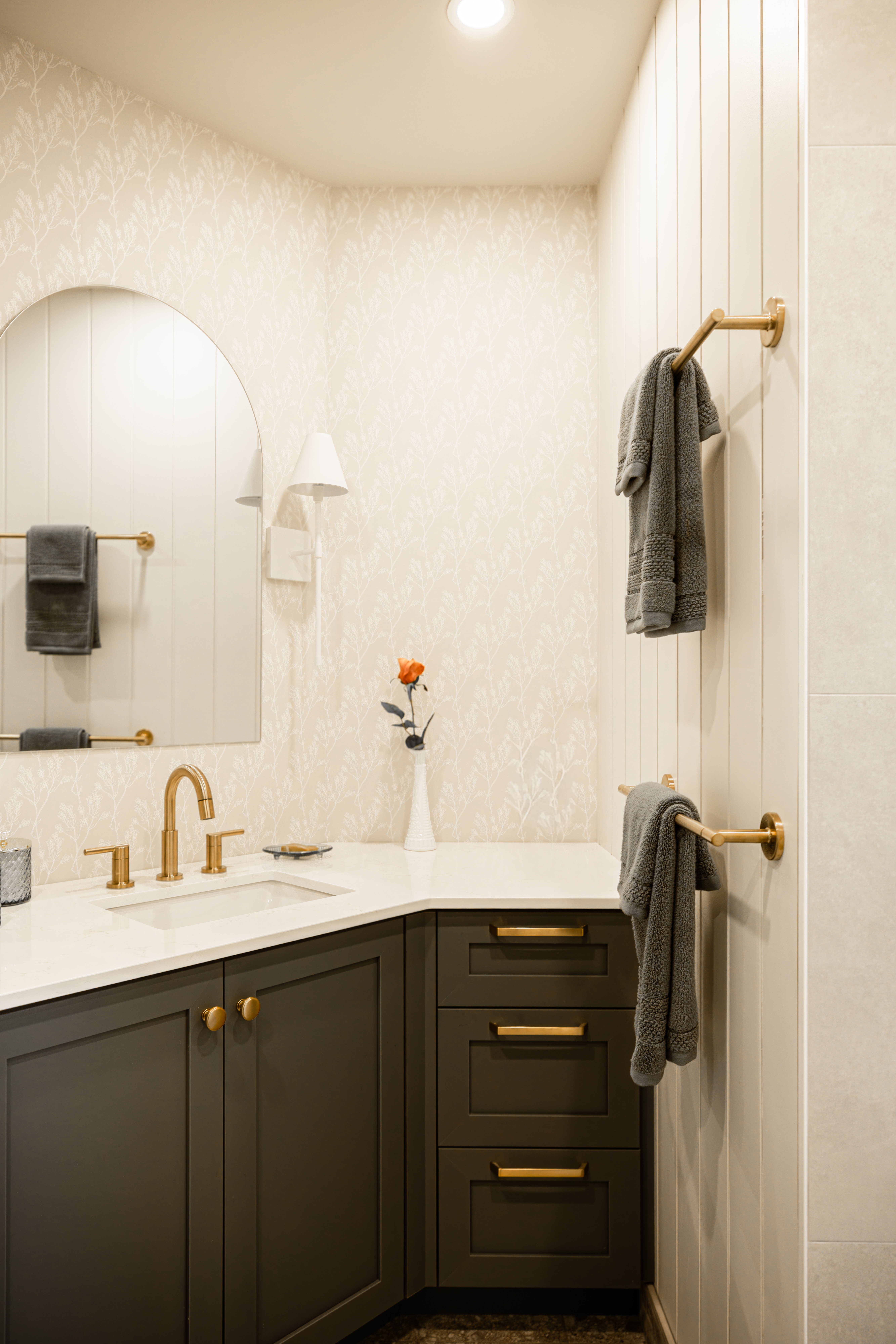 Vanité sur mesure avec tiroirs et portes, comptoir de quartz blanc et quincaillerie dorée | rangement de salle de bain optimisé | designer d'intérieur, Élévation Studio Design à Thetford Mines