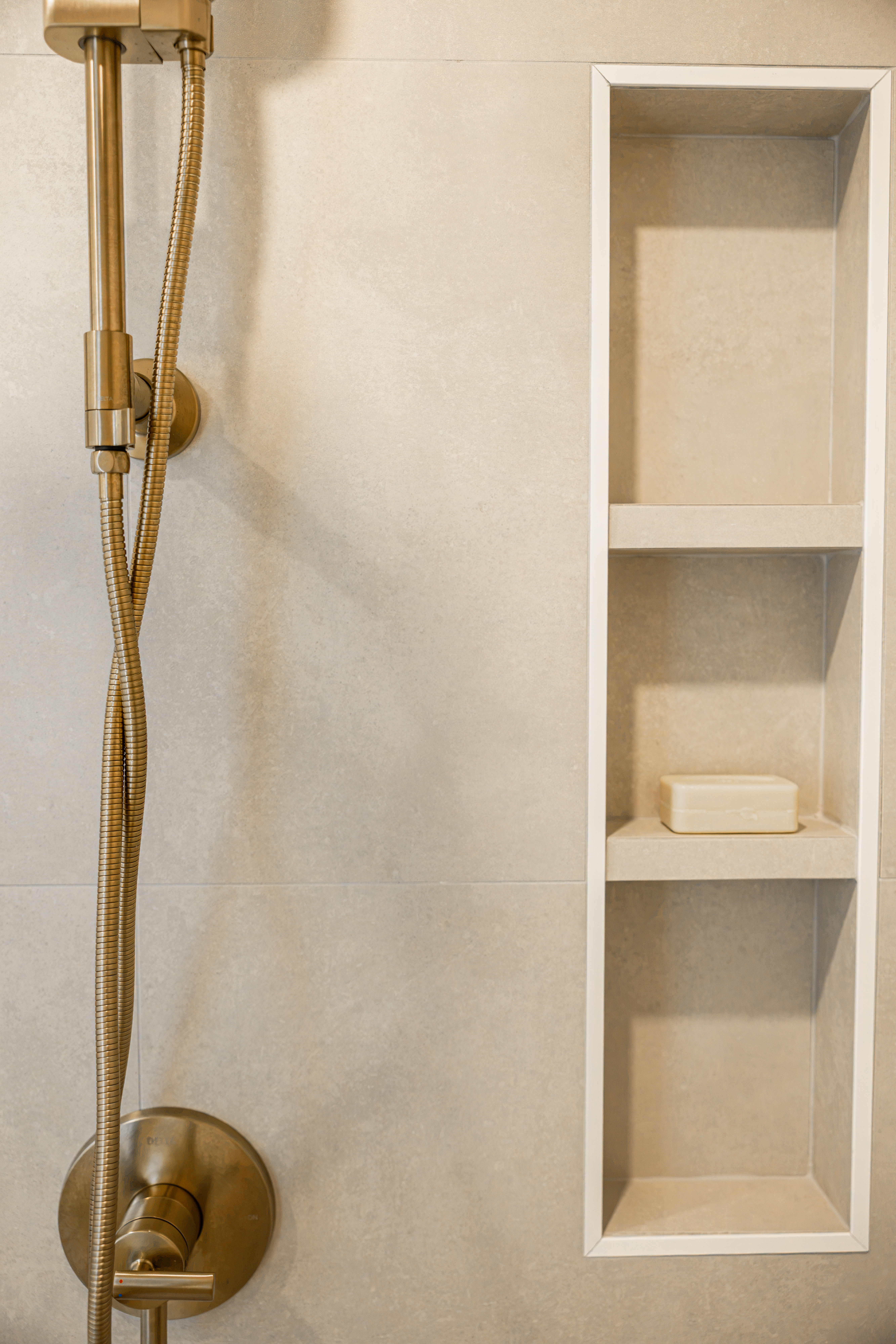 Niche de douche encastrée et barre de douche dorée dans une douche à l'italienne | douche de salle de bain sécuritaire | designer d'intérieur, Élévation Studio Design à Thetford Mines