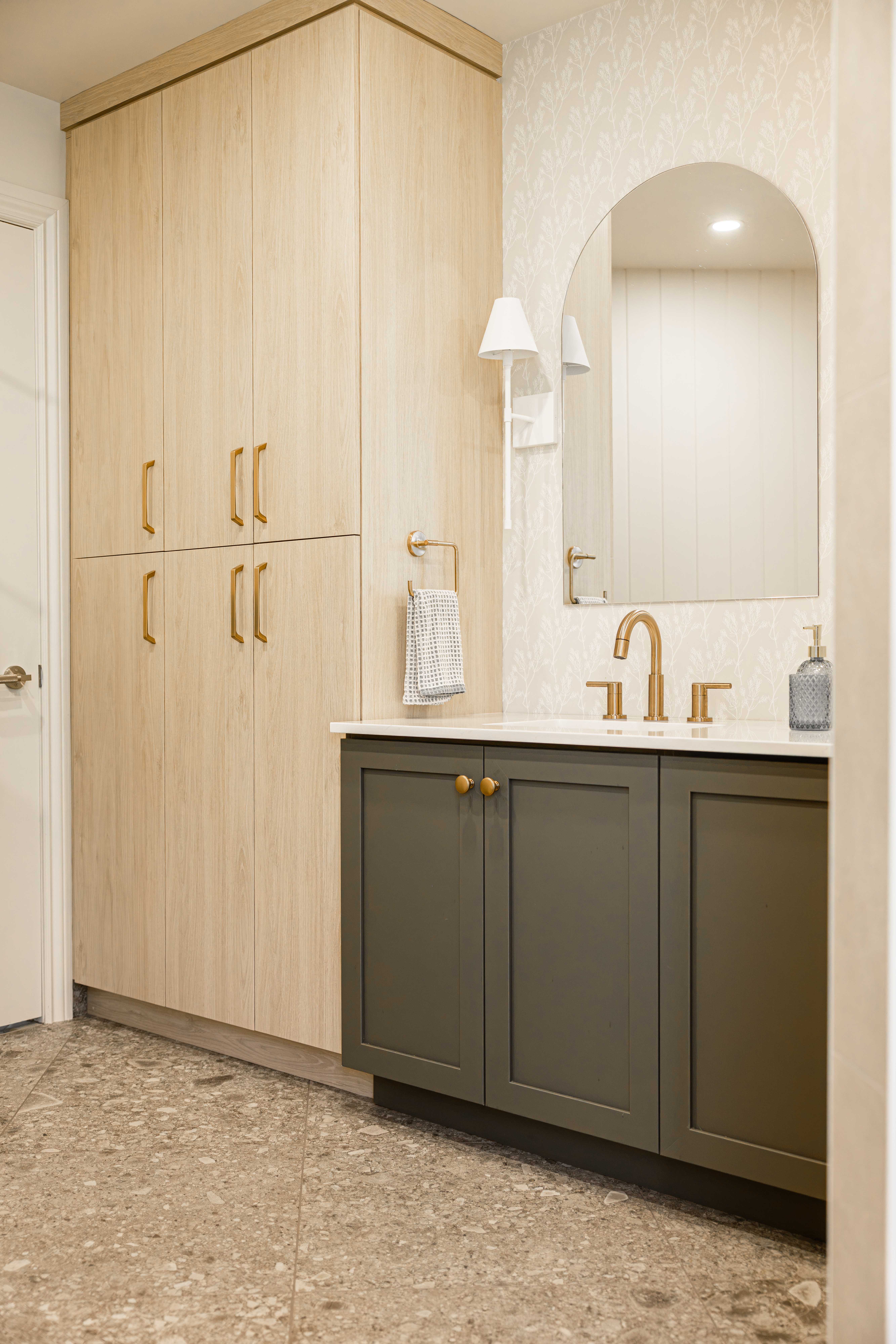 Vanité vert sauge avec grande armoire de rangement (lingerie) effet bois pâle et plancher de céramique effet terrazzo