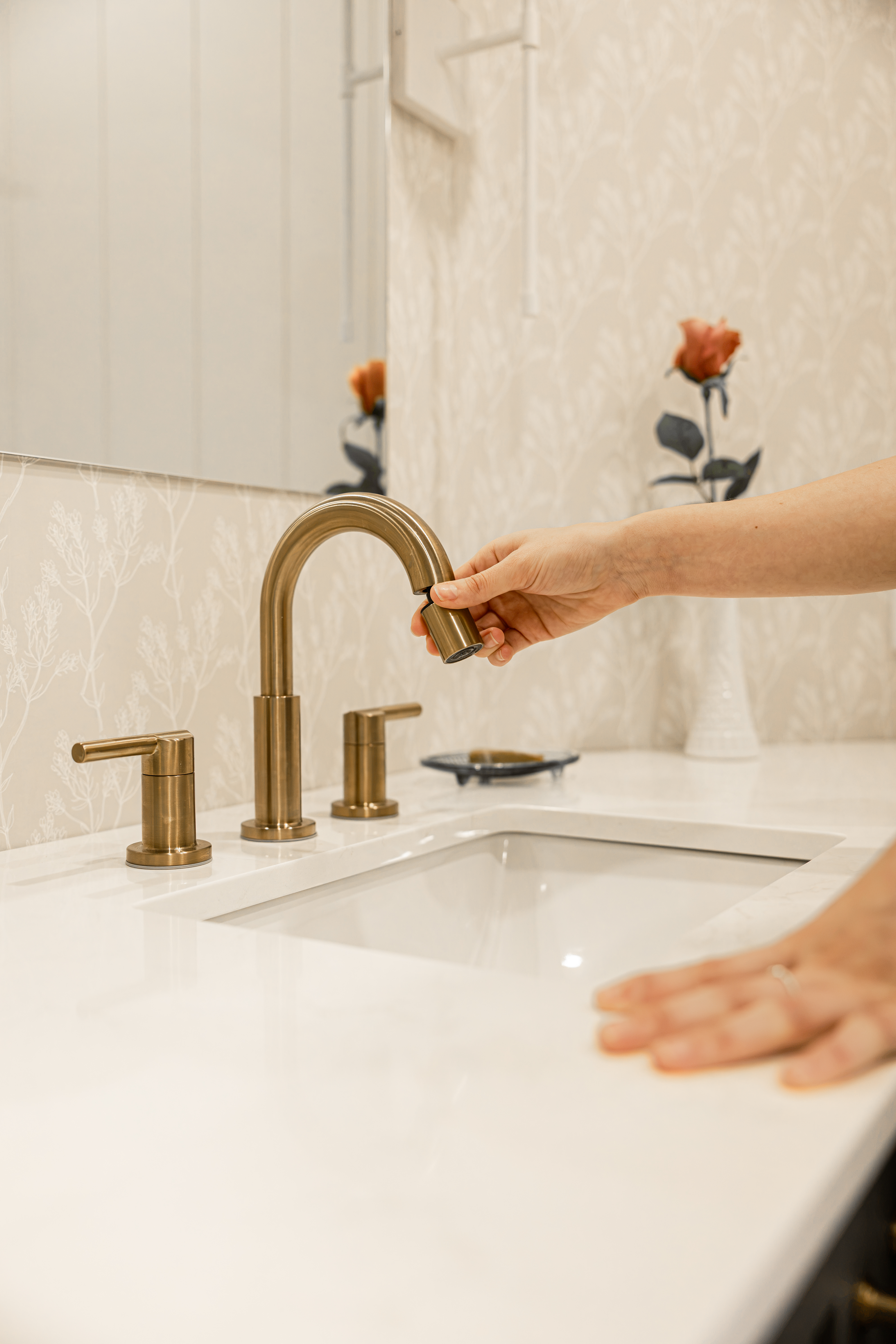 Il ne faut jamais sous estimé les détails dans une rénovation de salle de bain. Robinetterie sélectionnée pour designer d'intérieur. Robinet de lavabo avec douchette rétractable, qui facilite l'entretien.
