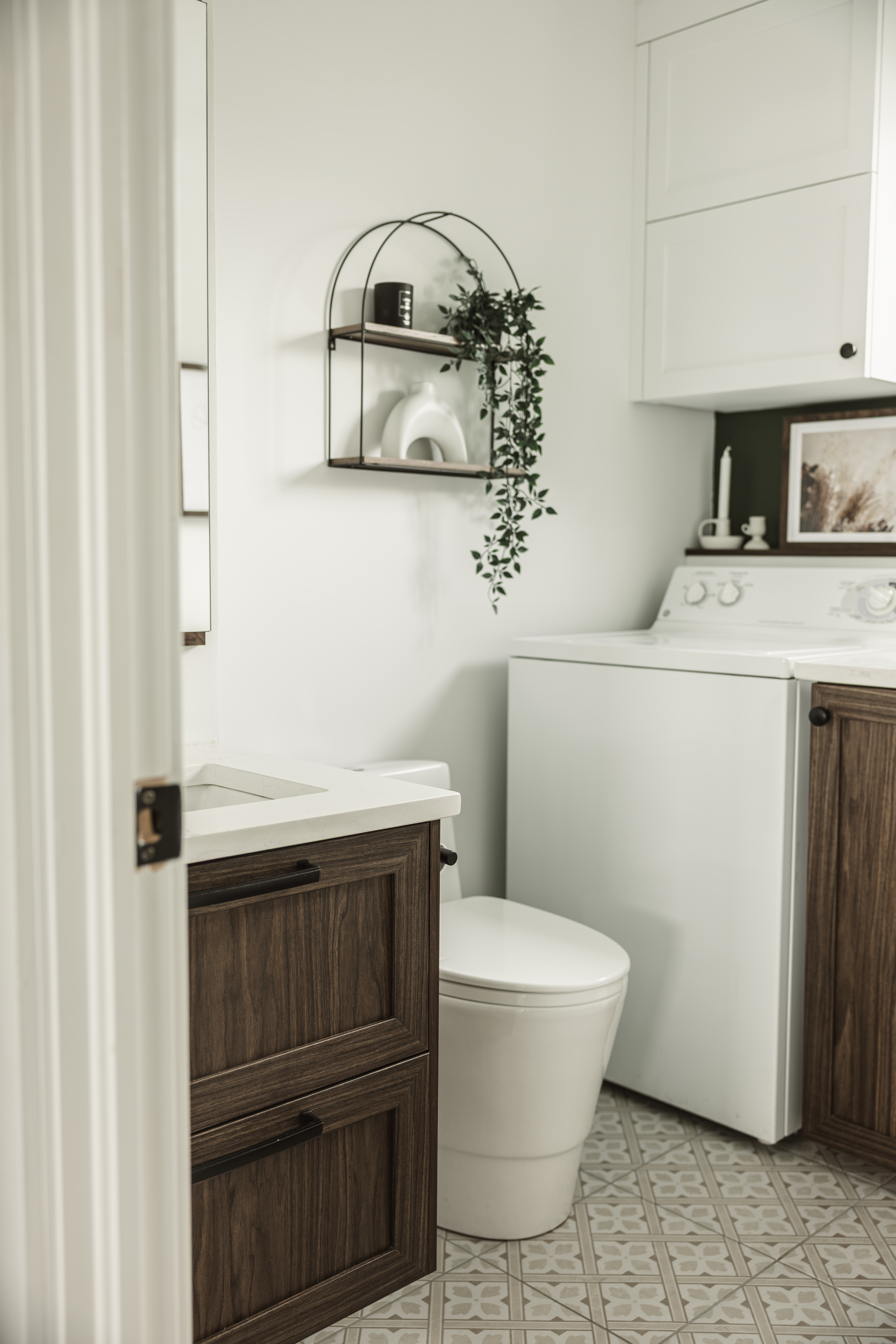 Salle d'eau et de lavage du chalet avec vanité flottante effet bois foncé avec comptoir de quartz. Vanité sur mesure, par design intérieur à Thetford Mines
