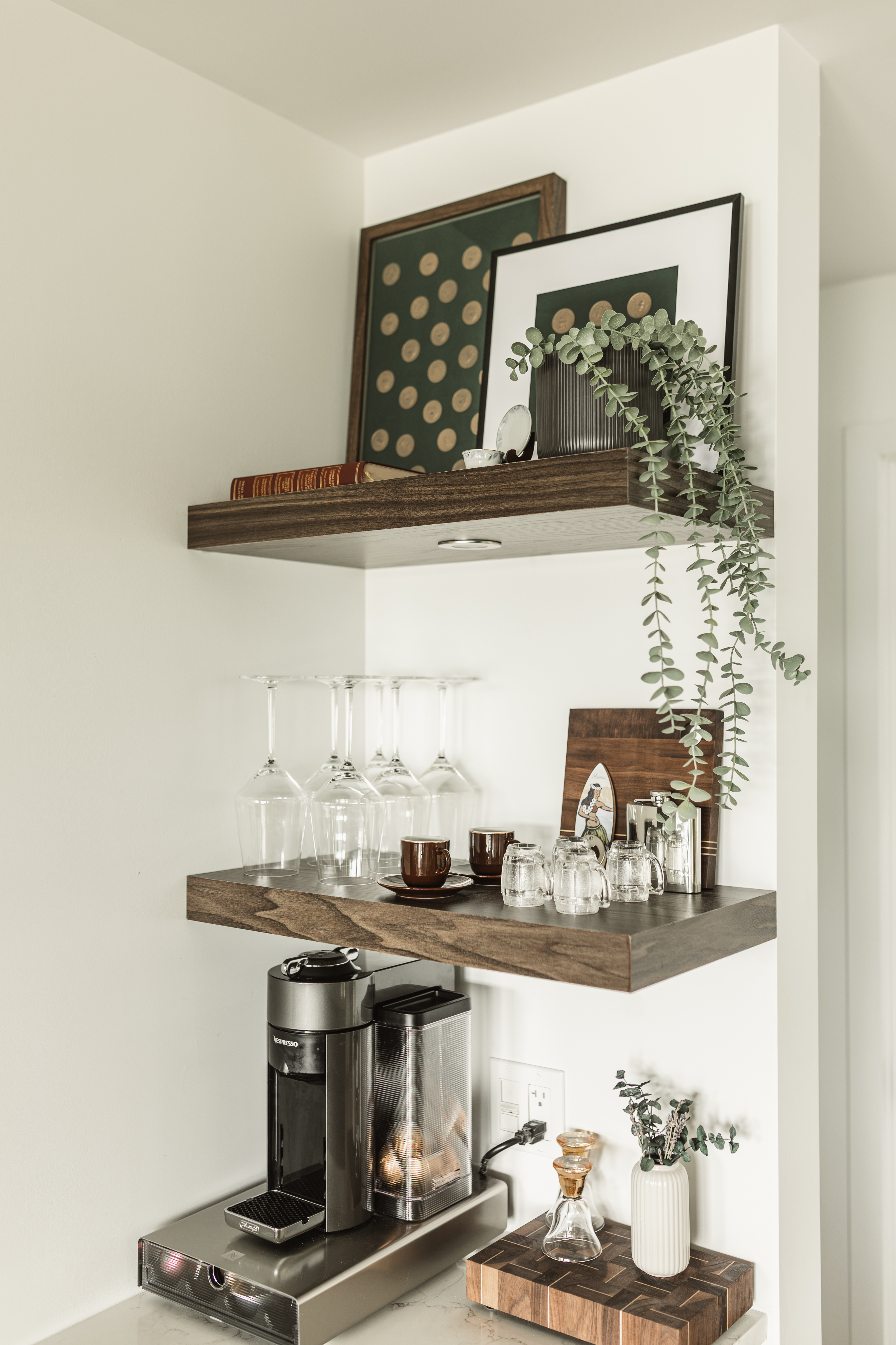 Coin bar avec tablettes flottantes effet bois, verres, cafetière et décor dans un chalet rénové à Disraeli et réfléchi par des designer d'intérieur